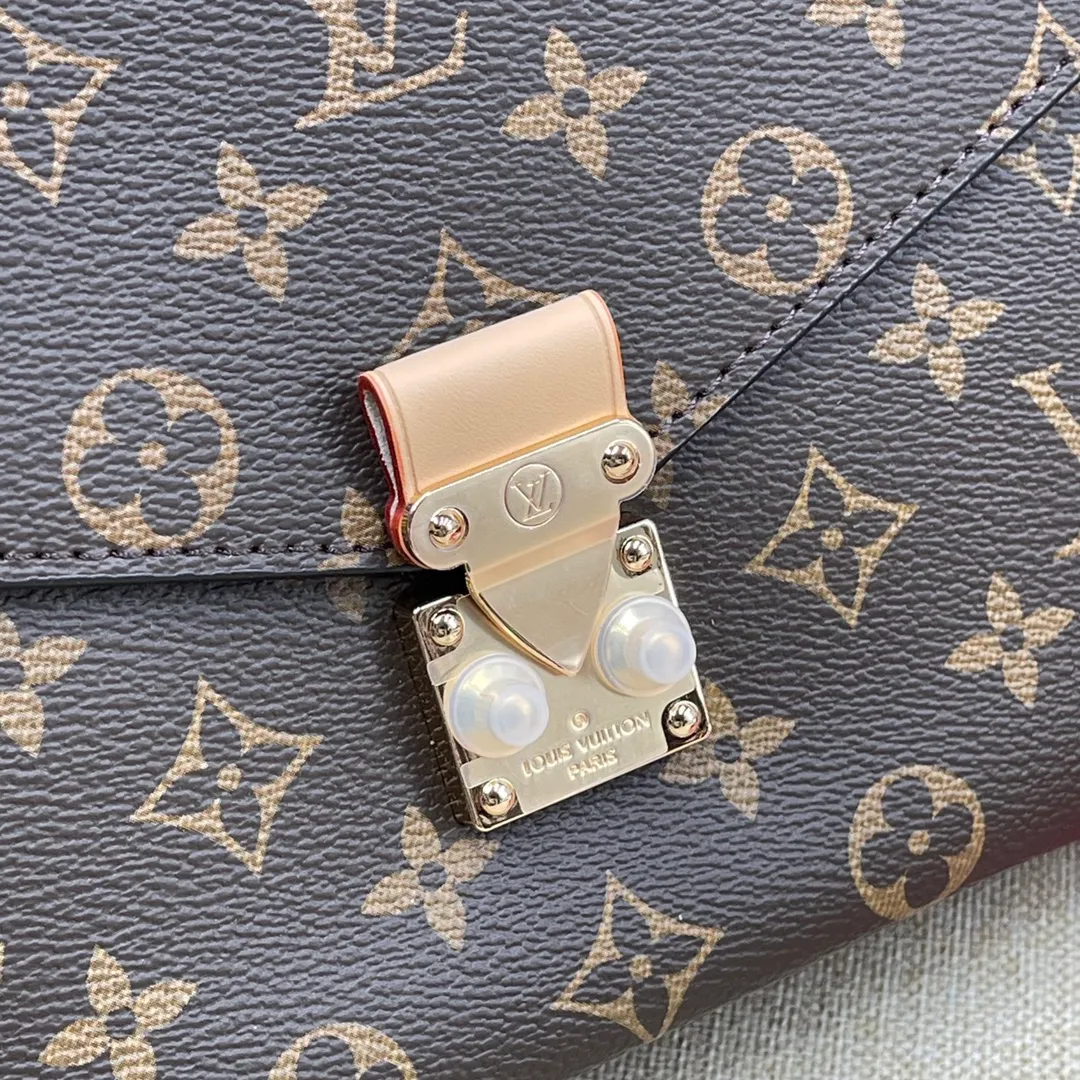 【Upgraded Version】 P460¥💰 Upgraded Version POCHETTH METIS❣️ Comes with a full set of packaging M44875 messenger bag💕The iconic presbyopic color is paired with the trendy yellow flower tone. The classic king's shape looks more fashionable. This classic messenger bag has become a must-have for every woman with a classic concave shape. It contains a compartment design and the capacity is even more praiseworthy. Compared with the classic presbyopic monochrome, this color scheme is more popular. Dimensions: 25 x 19 x 9 cm.
