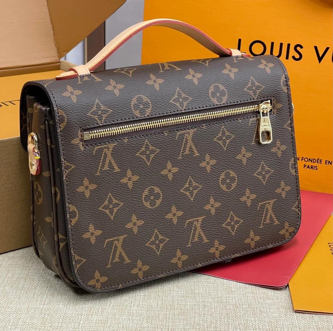 【Upgraded Version】 P460¥💰 Upgraded Version POCHETTH METIS❣️ Comes with a full set of packaging M44875 messenger bag💕The iconic presbyopic color is paired with the trendy yellow flower tone. The classic king's shape looks more fashionable. This classic messenger bag has become a must-have for every woman with a classic concave shape. It contains a compartment design and the capacity is even more praiseworthy. Compared with the classic presbyopic monochrome, this color scheme is more popular. Dimensions: 25 x 19 x 9 cm.