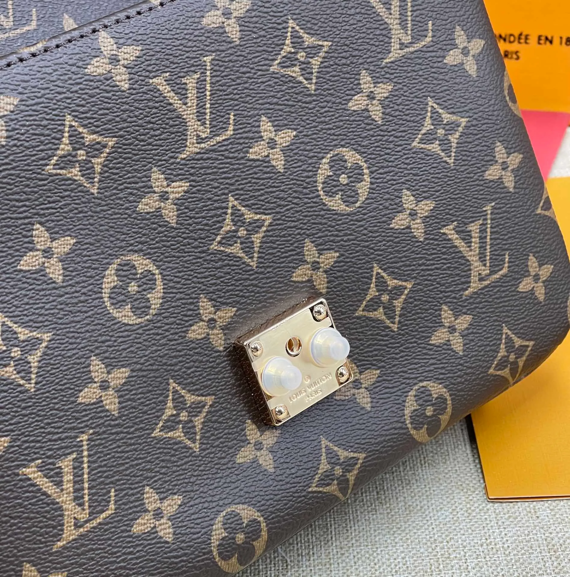【Upgraded Version】 P460¥💰 Upgraded Version POCHETTH METIS❣️ Comes with a full set of packaging M44875 messenger bag💕The iconic presbyopic color is paired with the trendy yellow flower tone. The classic king's shape looks more fashionable. This classic messenger bag has become a must-have for every woman with a classic concave shape. It contains a compartment design and the capacity is even more praiseworthy. Compared with the classic presbyopic monochrome, this color scheme is more popular. Dimensions: 25 x 19 x 9 cm.