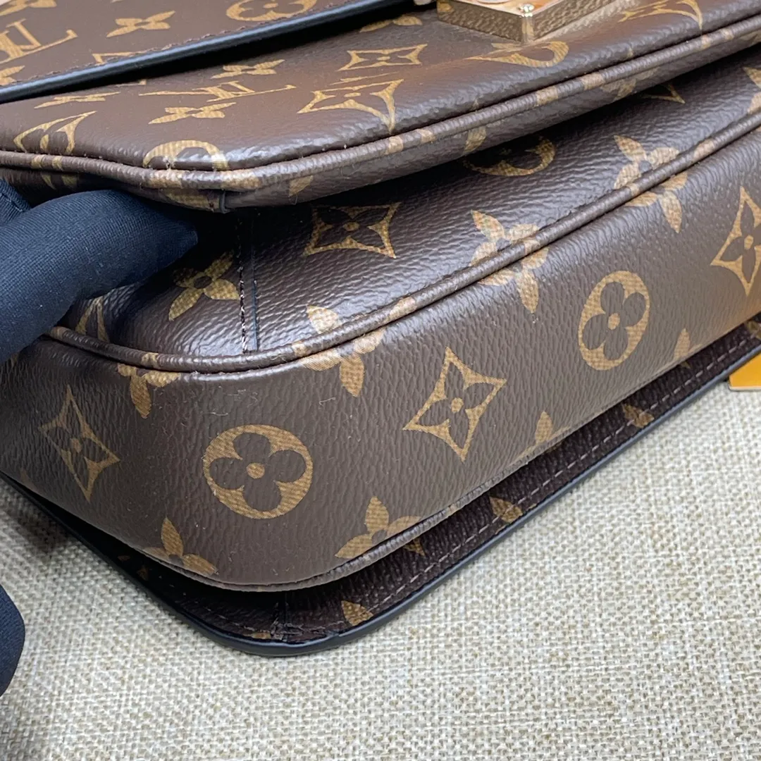 【Upgraded Version】 P460¥💰 Upgraded Version POCHETTH METIS❣️ Comes with a full set of packaging M44875 messenger bag💕The iconic presbyopic color is paired with the trendy yellow flower tone. The classic king's shape looks more fashionable. This classic messenger bag has become a must-have for every woman with a classic concave shape. It contains a compartment design and the capacity is even more praiseworthy. Compared with the classic presbyopic monochrome, this color scheme is more popular. Dimensions: 25 x 19 x 9 cm.
