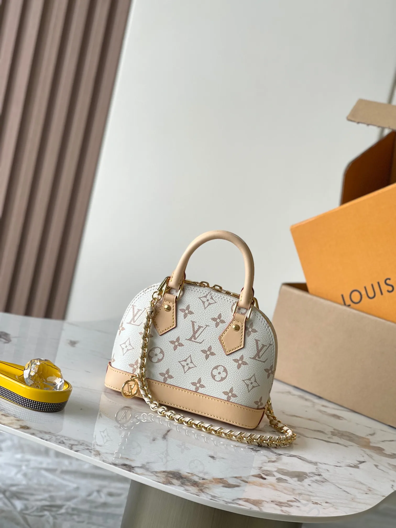 p1800 [Special grade MB163c chip version original leather] This Alma mini handbag Model: M25529 Material: Grade A all-steel hardware, imported original fabric Packaging: Full set of original duty-free MB packaging Size: 18*12*8CM
