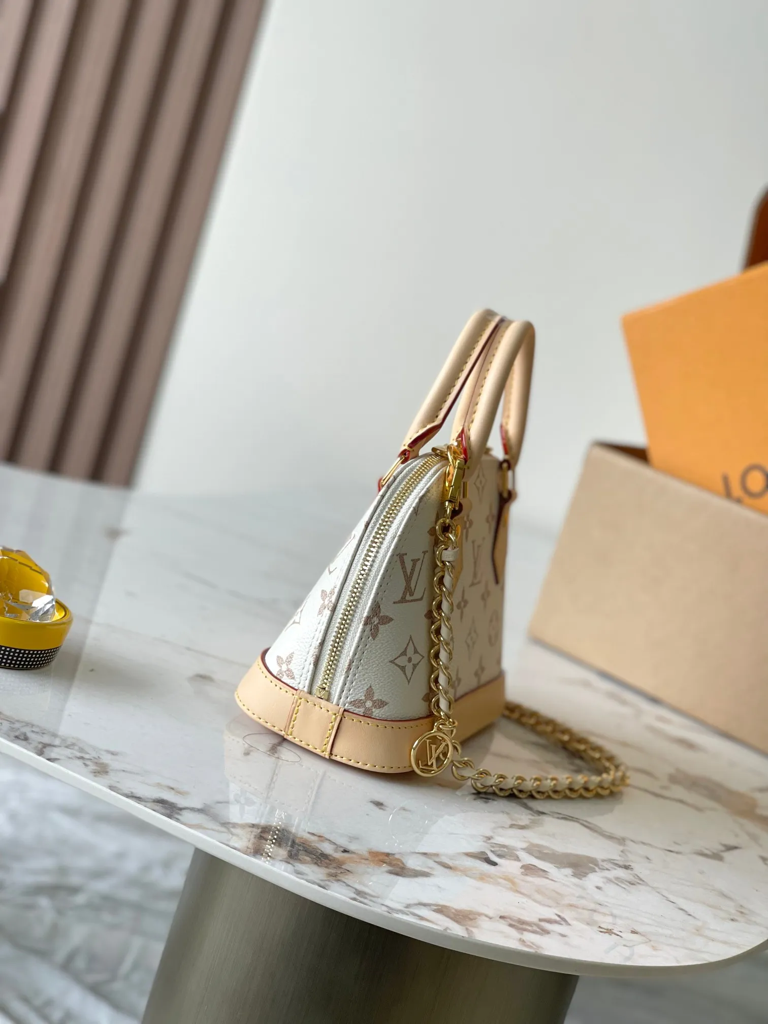 p1800 [Special grade MB163c chip version original leather] This Alma mini handbag Model: M25529 Material: Grade A all-steel hardware, imported original fabric Packaging: Full set of original duty-free MB packaging Size: 18*12*8CM