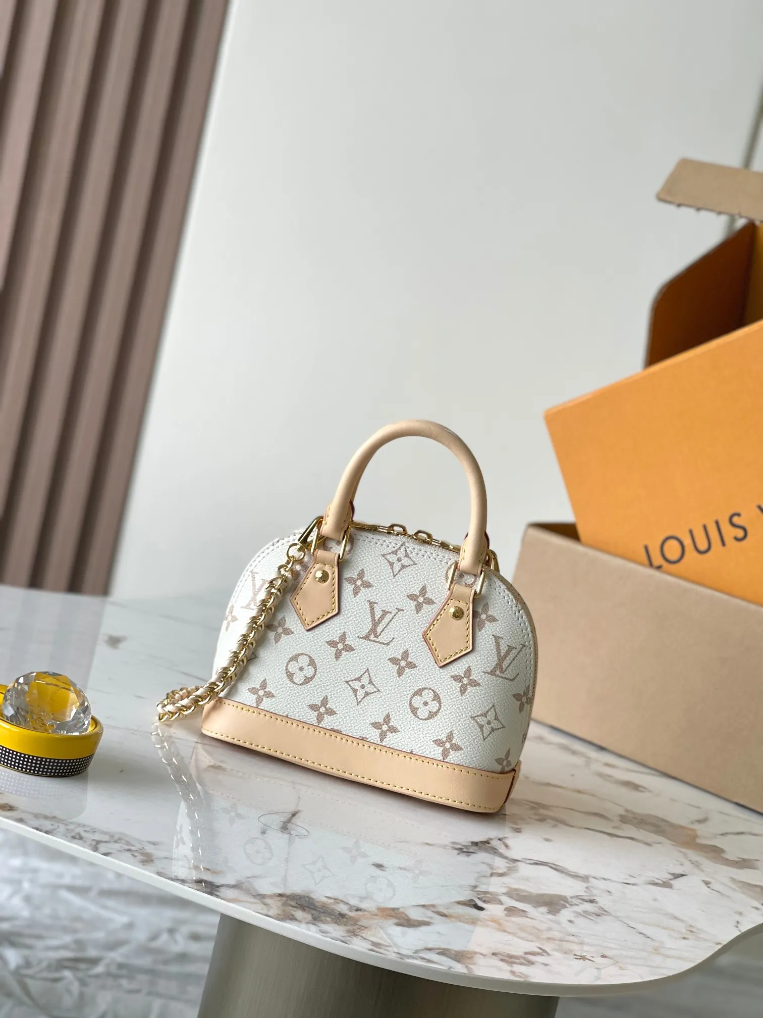 p1800 [Special grade MB163c chip version original leather] This Alma mini handbag Model: M25529 Material: Grade A all-steel hardware, imported original fabric Packaging: Full set of original duty-free MB packaging Size: 18*12*8CM