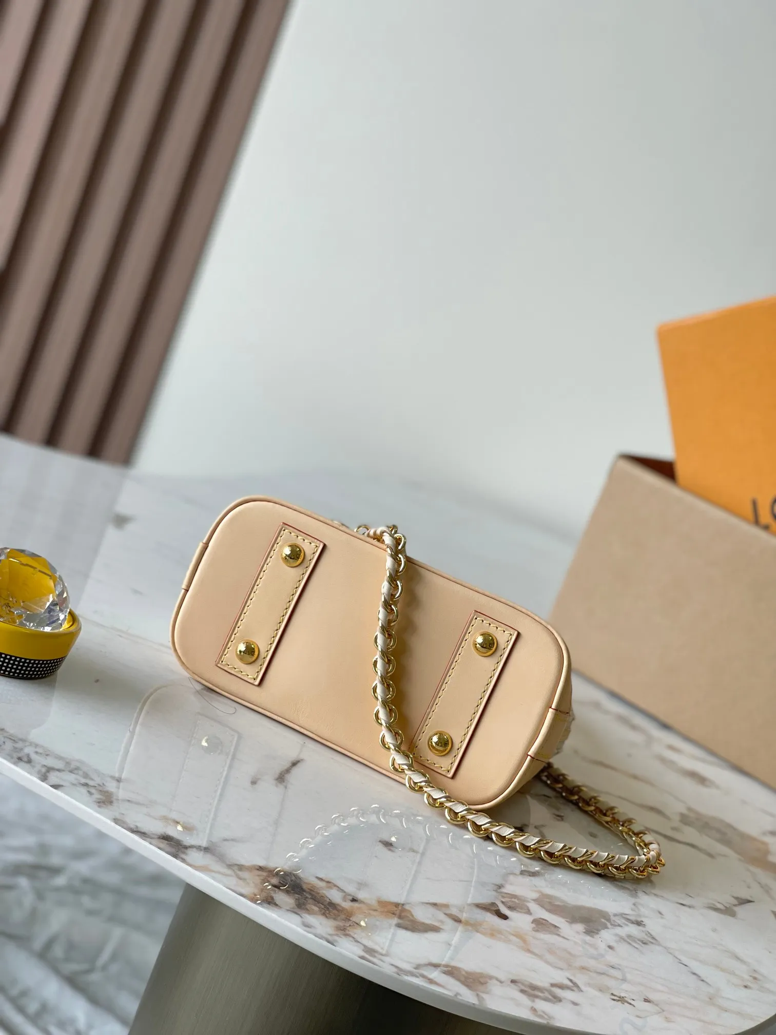 p1800 [Special grade MB163c chip version original leather] This Alma mini handbag Model: M25529 Material: Grade A all-steel hardware, imported original fabric Packaging: Full set of original duty-free MB packaging Size: 18*12*8CM