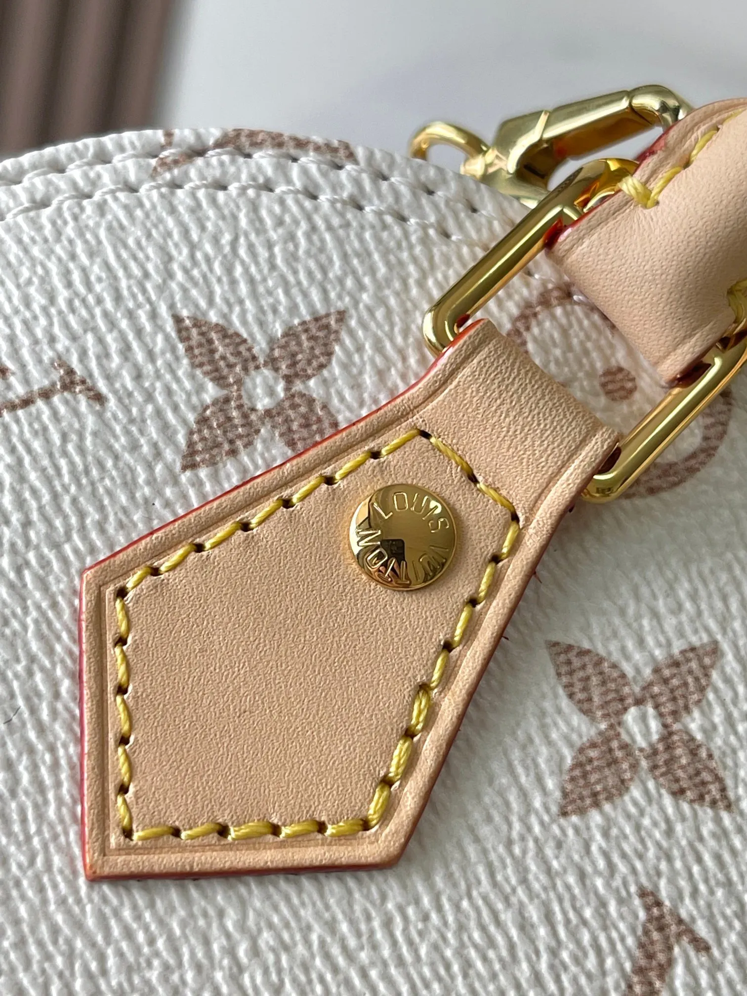 p1800 [Special grade MB163c chip version original leather] This Alma mini handbag Model: M25529 Material: Grade A all-steel hardware, imported original fabric Packaging: Full set of original duty-free MB packaging Size: 18*12*8CM
