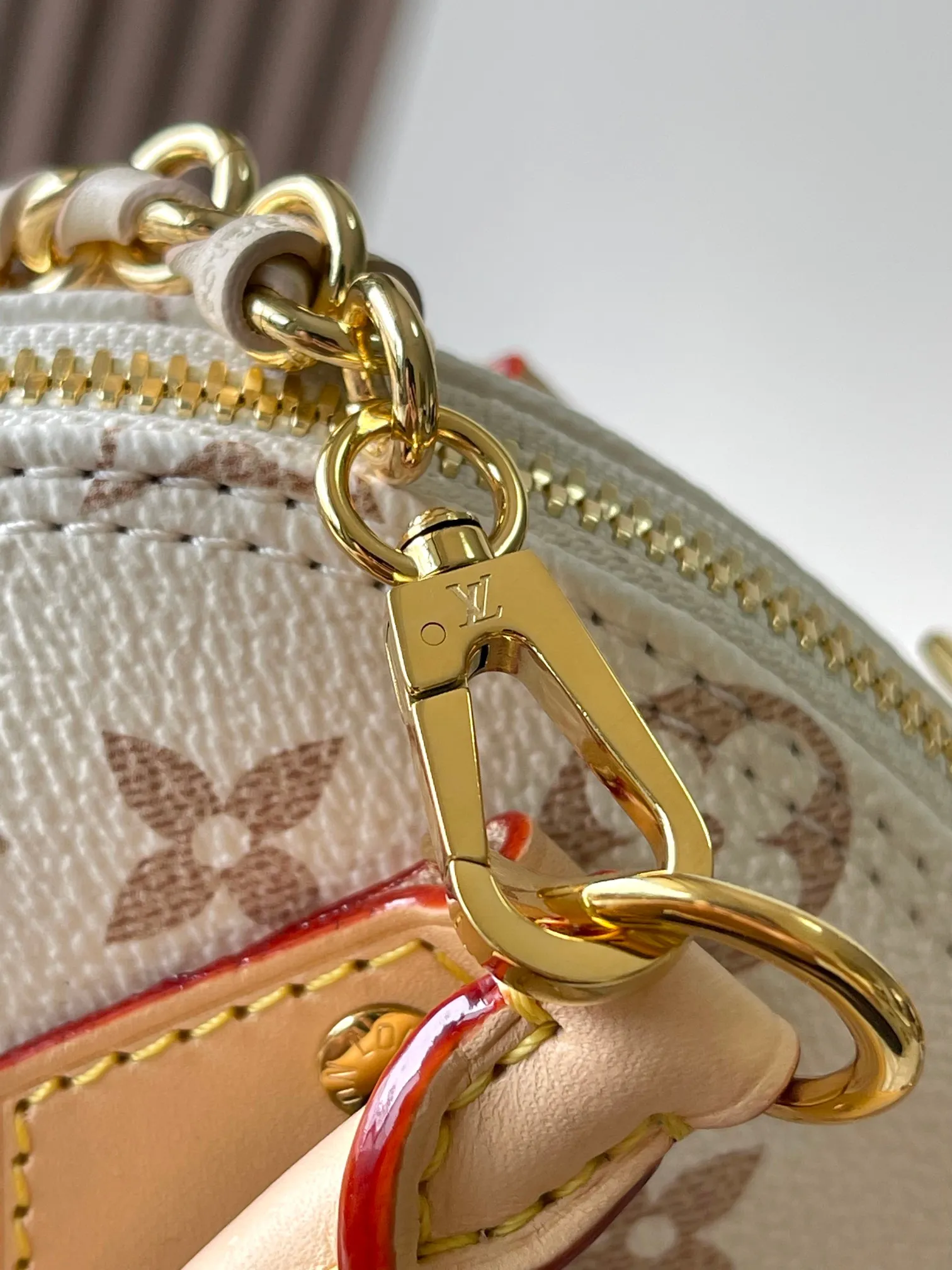 p1800 [Special grade MB163c chip version original leather] This Alma mini handbag Model: M25529 Material: Grade A all-steel hardware, imported original fabric Packaging: Full set of original duty-free MB packaging Size: 18*12*8CM