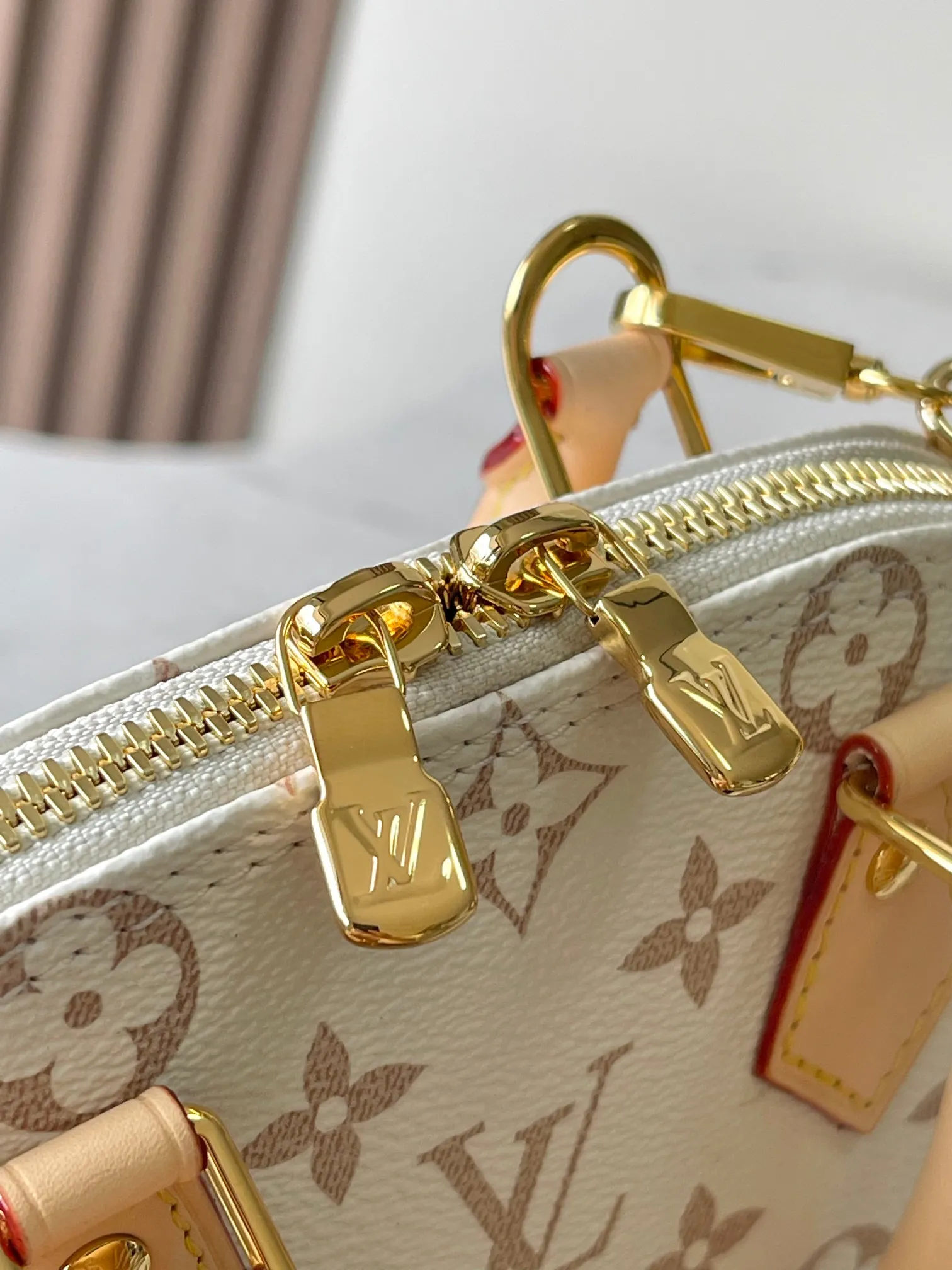 p1800 [Special grade MB163c chip version original leather] This Alma mini handbag Model: M25529 Material: Grade A all-steel hardware, imported original fabric Packaging: Full set of original duty-free MB packaging Size: 18*12*8CM