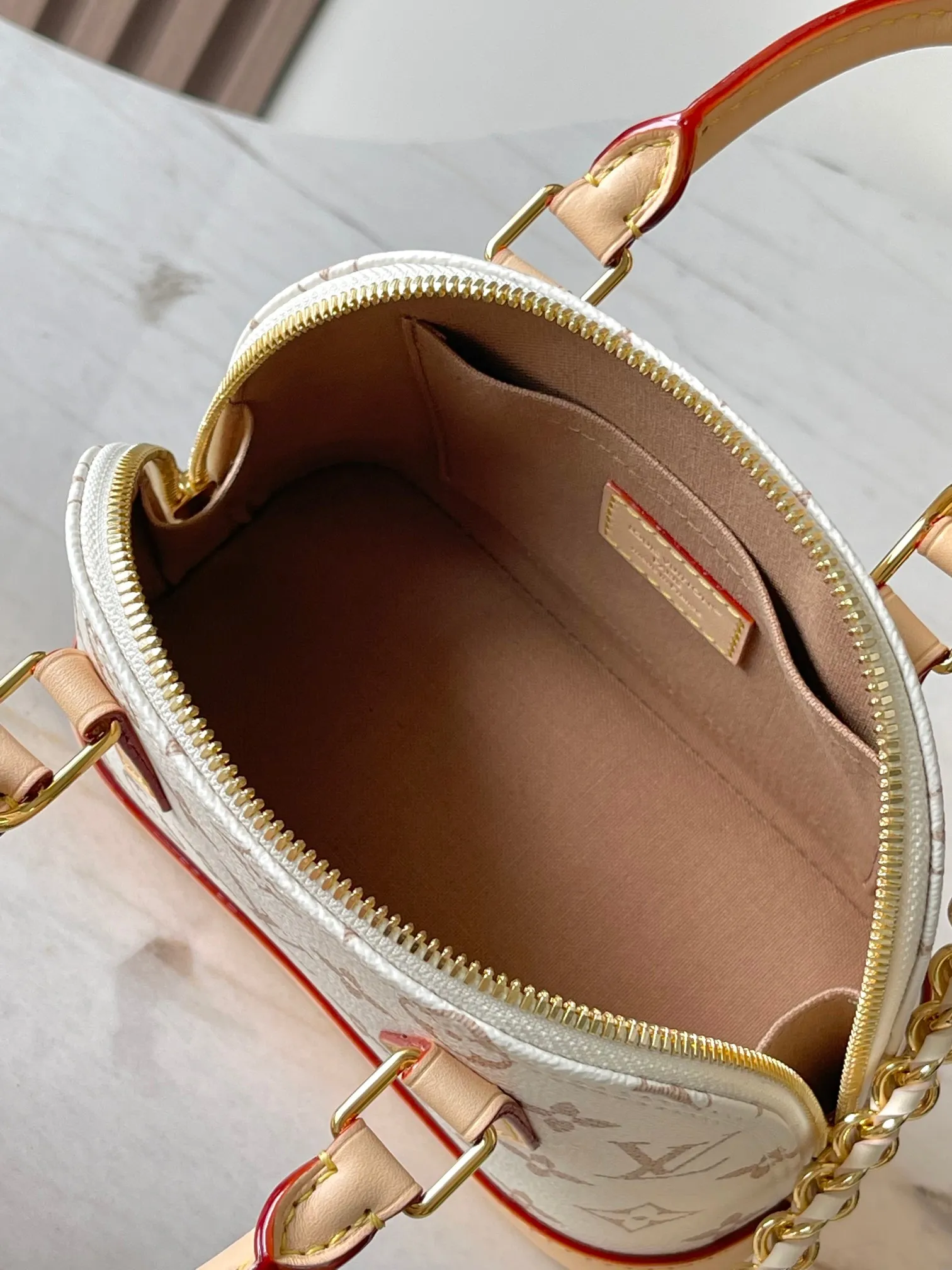 p1800 [Special grade MB163c chip version original leather] This Alma mini handbag Model: M25529 Material: Grade A all-steel hardware, imported original fabric Packaging: Full set of original duty-free MB packaging Size: 18*12*8CM