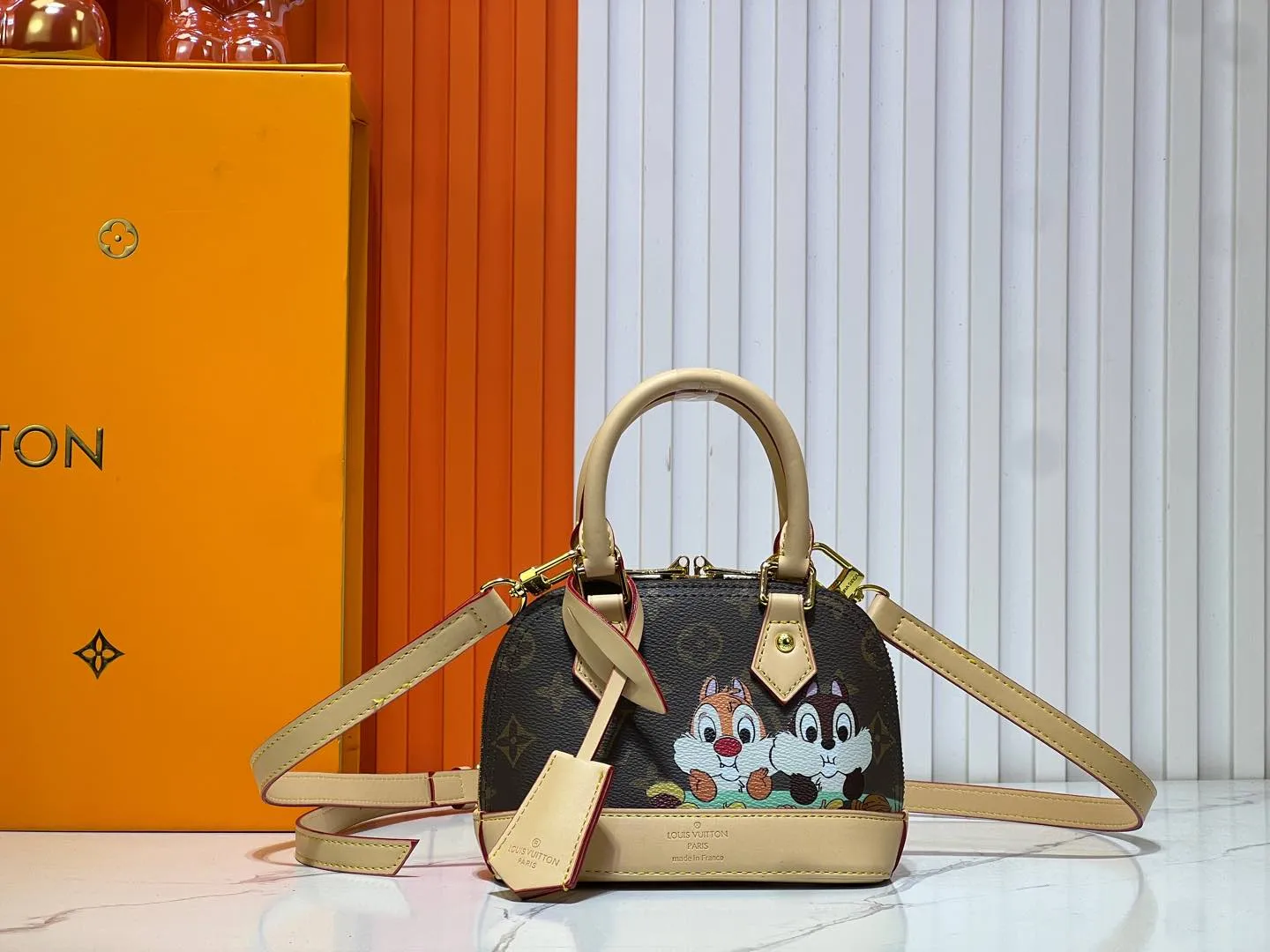 Batch 280💰Upgraded original version [Alma Nano shell handbag] M82717 M90611 mini shell bag Qiqi Stella series New launch Nano Alma handbag Reproduce the nano Alma of the iconic Alma bag with a miniature version. Louis Vuitton's signature Monogram canvas material harmonizes with the natural leather upholstery. Expertly crafted items that combine traditional charm with modern functionality. Opening the double zippers reveals an interior design with surprisingly ample storage space. With two leather handles and an adjustable, removable shoulder strap, it can be styled in a variety of ways.  Dimensions: 18 x 12 x 8 cm
