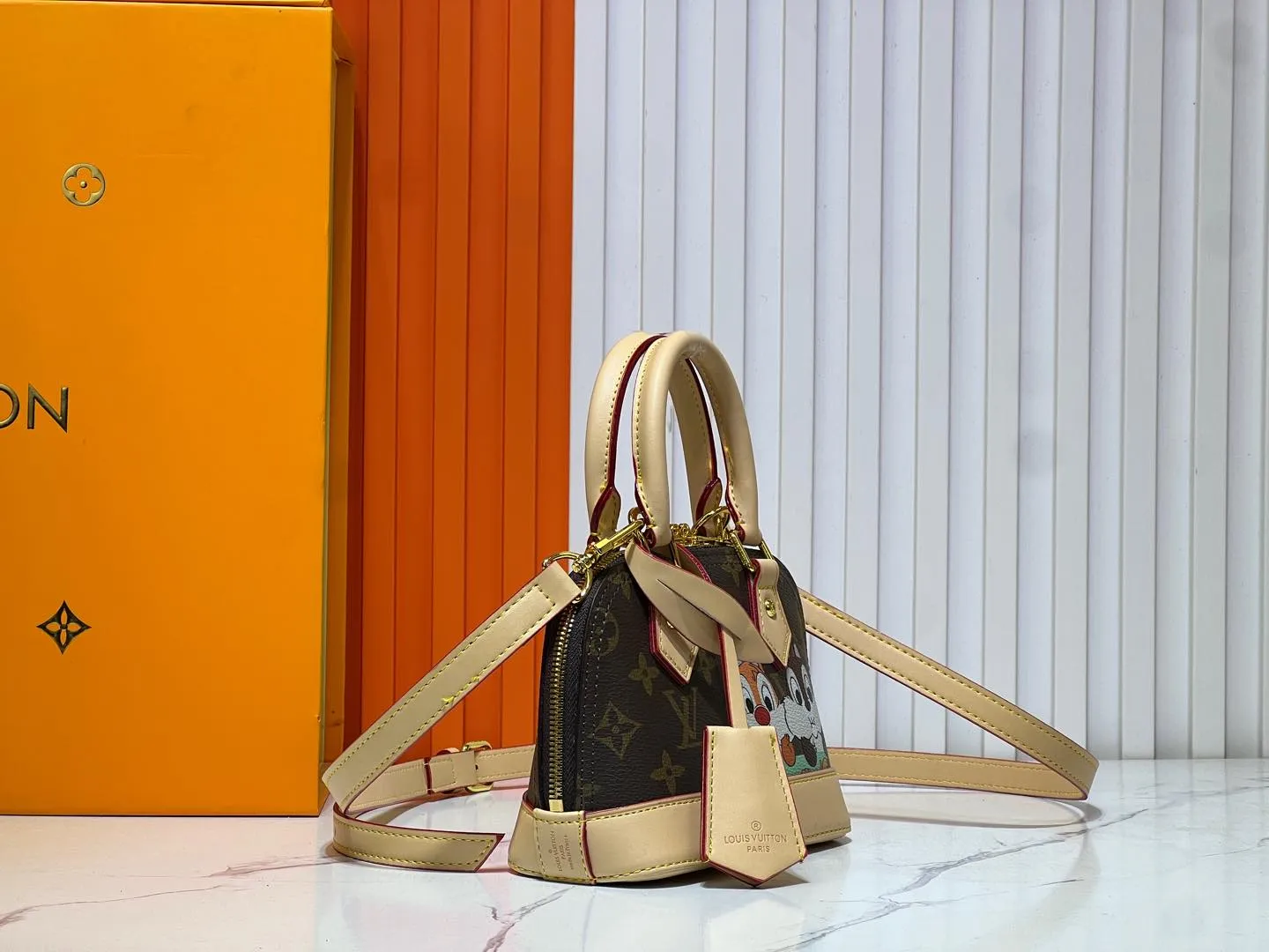 Batch 280💰Upgraded original version [Alma Nano shell handbag] M82717 M90611 mini shell bag Qiqi Stella series New launch Nano Alma handbag Reproduce the nano Alma of the iconic Alma bag with a miniature version. Louis Vuitton's signature Monogram canvas material harmonizes with the natural leather upholstery. Expertly crafted items that combine traditional charm with modern functionality. Opening the double zippers reveals an interior design with surprisingly ample storage space. With two leather handles and an adjustable, removable shoulder strap, it can be styled in a variety of ways.  Dimensions: 18 x 12 x 8 cm