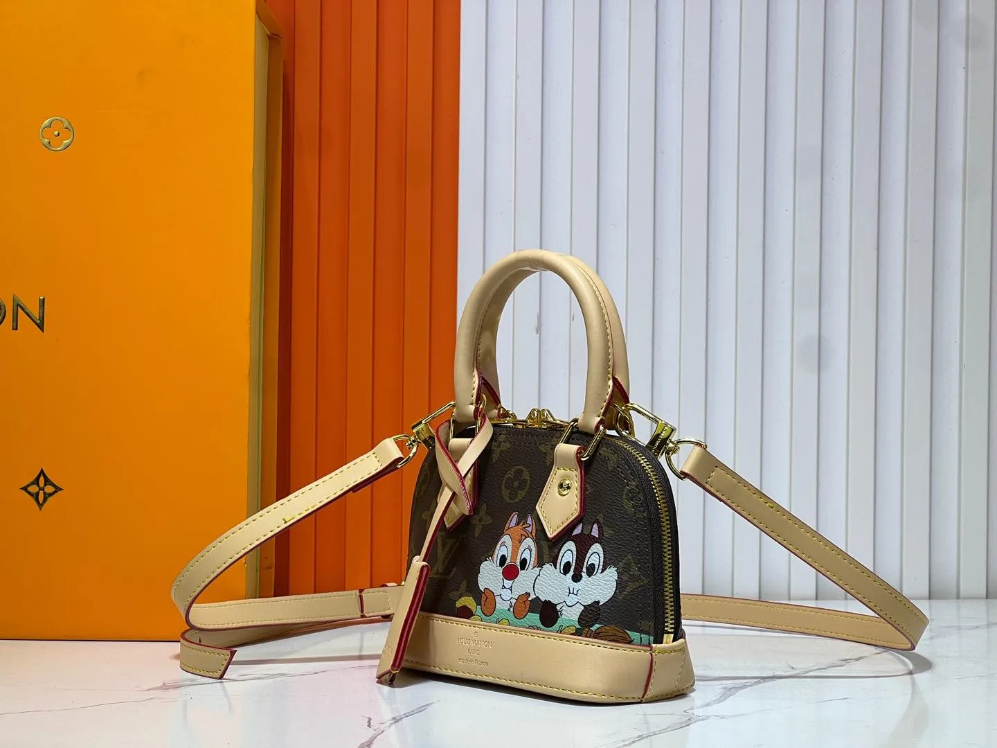 Batch 280💰Upgraded original version [Alma Nano shell handbag] M82717 M90611 mini shell bag Qiqi Stella series New launch Nano Alma handbag Reproduce the nano Alma of the iconic Alma bag with a miniature version. Louis Vuitton's signature Monogram canvas material harmonizes with the natural leather upholstery. Expertly crafted items that combine traditional charm with modern functionality. Opening the double zippers reveals an interior design with surprisingly ample storage space. With two leather handles and an adjustable, removable shoulder strap, it can be styled in a variety of ways.  Dimensions: 18 x 12 x 8 cm