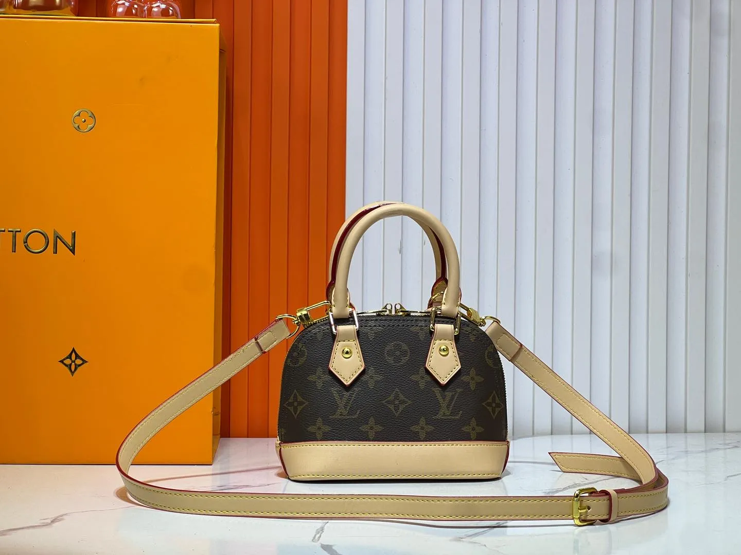 Batch 280💰Upgraded original version [Alma Nano shell handbag] M82717 M90611 mini shell bag Qiqi Stella series New launch Nano Alma handbag Reproduce the nano Alma of the iconic Alma bag with a miniature version. Louis Vuitton's signature Monogram canvas material harmonizes with the natural leather upholstery. Expertly crafted items that combine traditional charm with modern functionality. Opening the double zippers reveals an interior design with surprisingly ample storage space. With two leather handles and an adjustable, removable shoulder strap, it can be styled in a variety of ways.  Dimensions: 18 x 12 x 8 cm