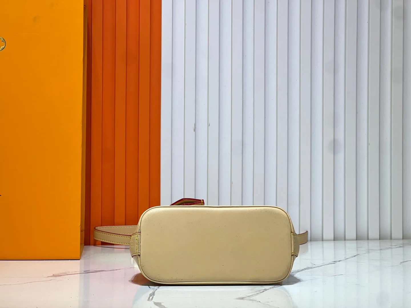 Batch 280💰Upgraded original version [Alma Nano shell handbag] M82717 M90611 mini shell bag Qiqi Stella series New launch Nano Alma handbag Reproduce the nano Alma of the iconic Alma bag with a miniature version. Louis Vuitton's signature Monogram canvas material harmonizes with the natural leather upholstery. Expertly crafted items that combine traditional charm with modern functionality. Opening the double zippers reveals an interior design with surprisingly ample storage space. With two leather handles and an adjustable, removable shoulder strap, it can be styled in a variety of ways.  Dimensions: 18 x 12 x 8 cm