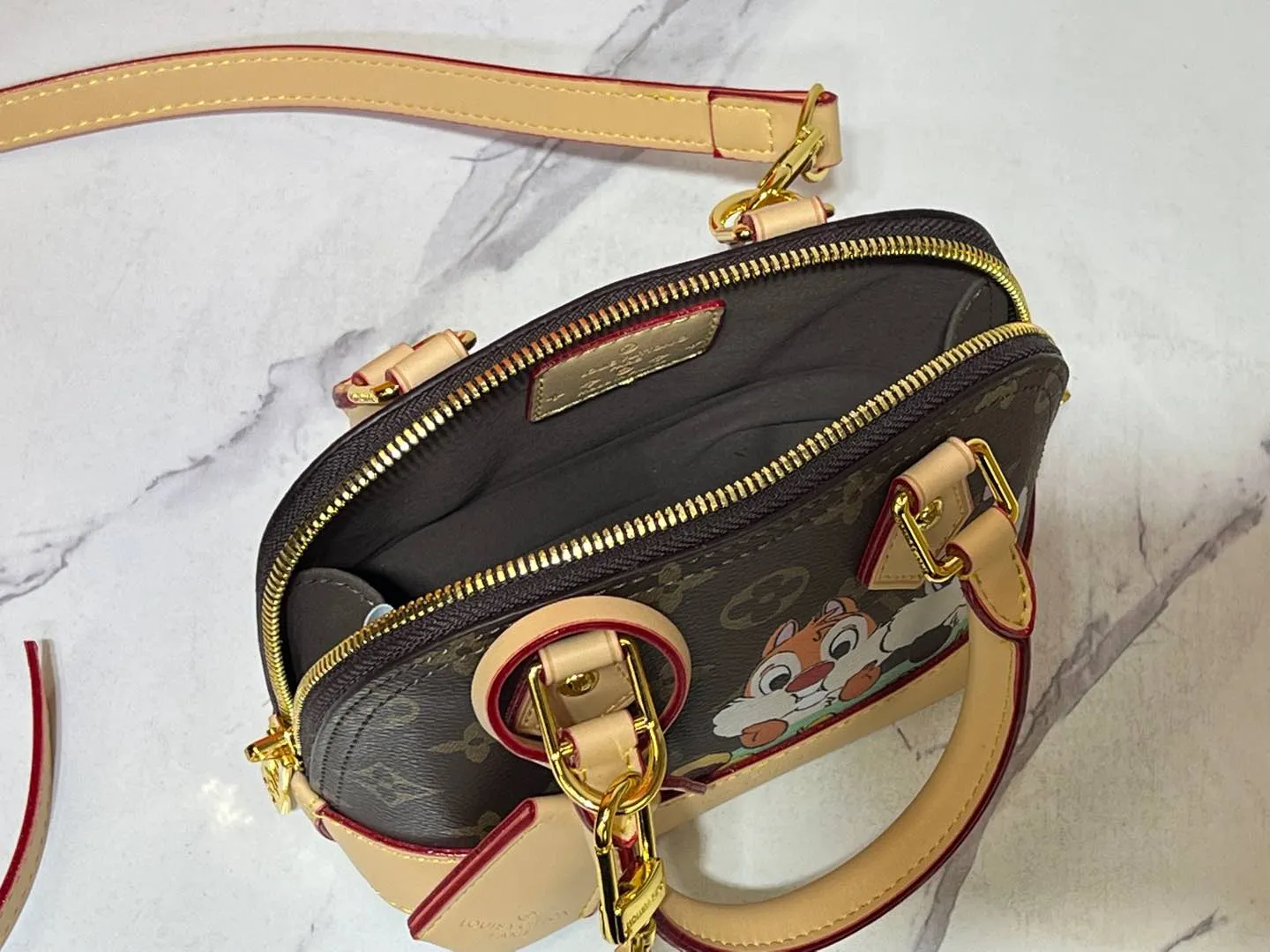 Batch 280💰Upgraded original version [Alma Nano shell handbag] M82717 M90611 mini shell bag Qiqi Stella series New launch Nano Alma handbag Reproduce the nano Alma of the iconic Alma bag with a miniature version. Louis Vuitton's signature Monogram canvas material harmonizes with the natural leather upholstery. Expertly crafted items that combine traditional charm with modern functionality. Opening the double zippers reveals an interior design with surprisingly ample storage space. With two leather handles and an adjustable, removable shoulder strap, it can be styled in a variety of ways.  Dimensions: 18 x 12 x 8 cm
