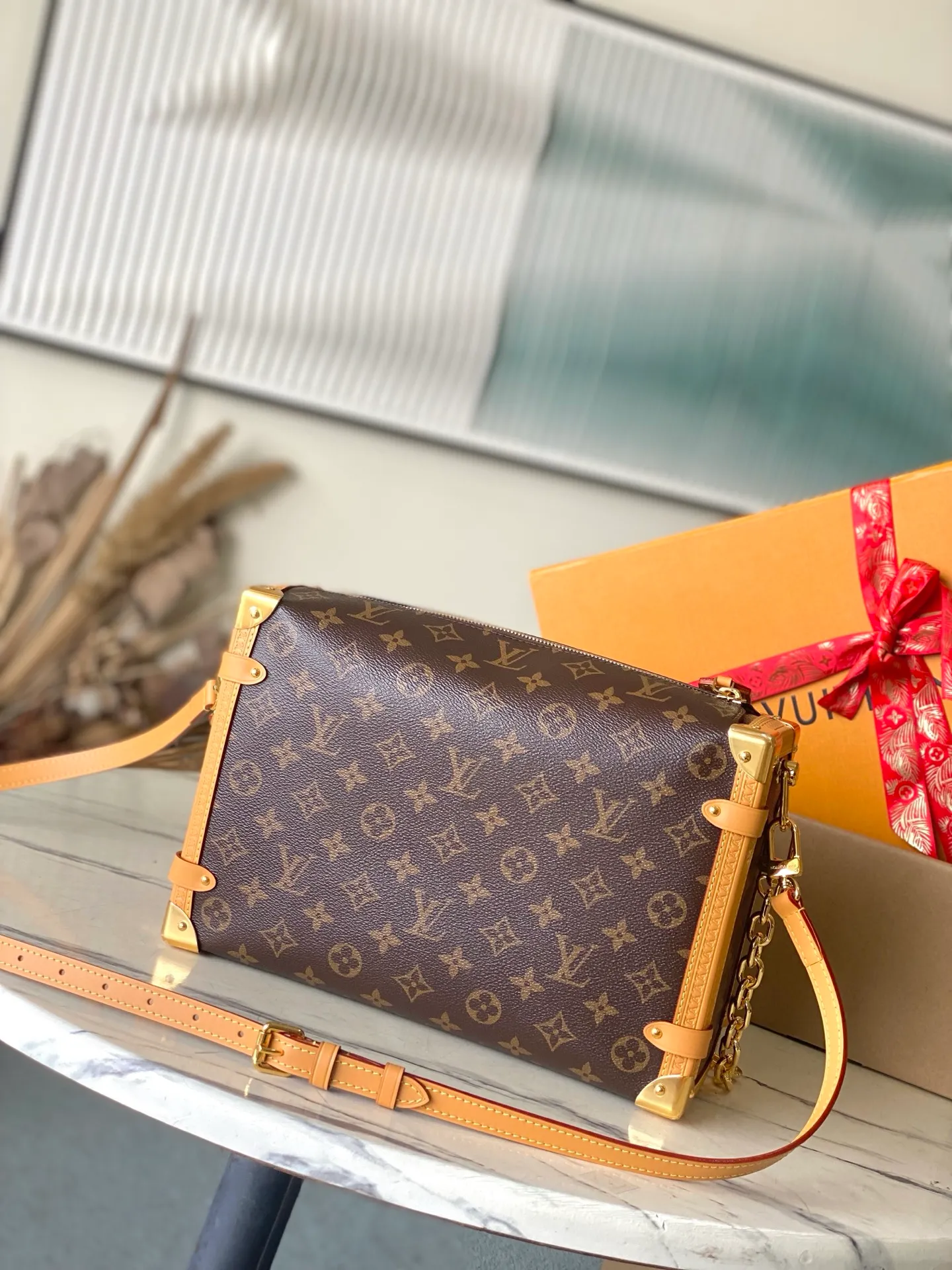 💰1140 Top original order M14513 This large Side Trunk handbag is made of Monogram canvas with contrasting leather trim. It is equipped with bright metal parts and a new extended chain. It has an eye-catching design to store daily needs. The S-lock buckle and hard-case style corners add to the brand style. Dimensions: 30 × 20 × 10cm