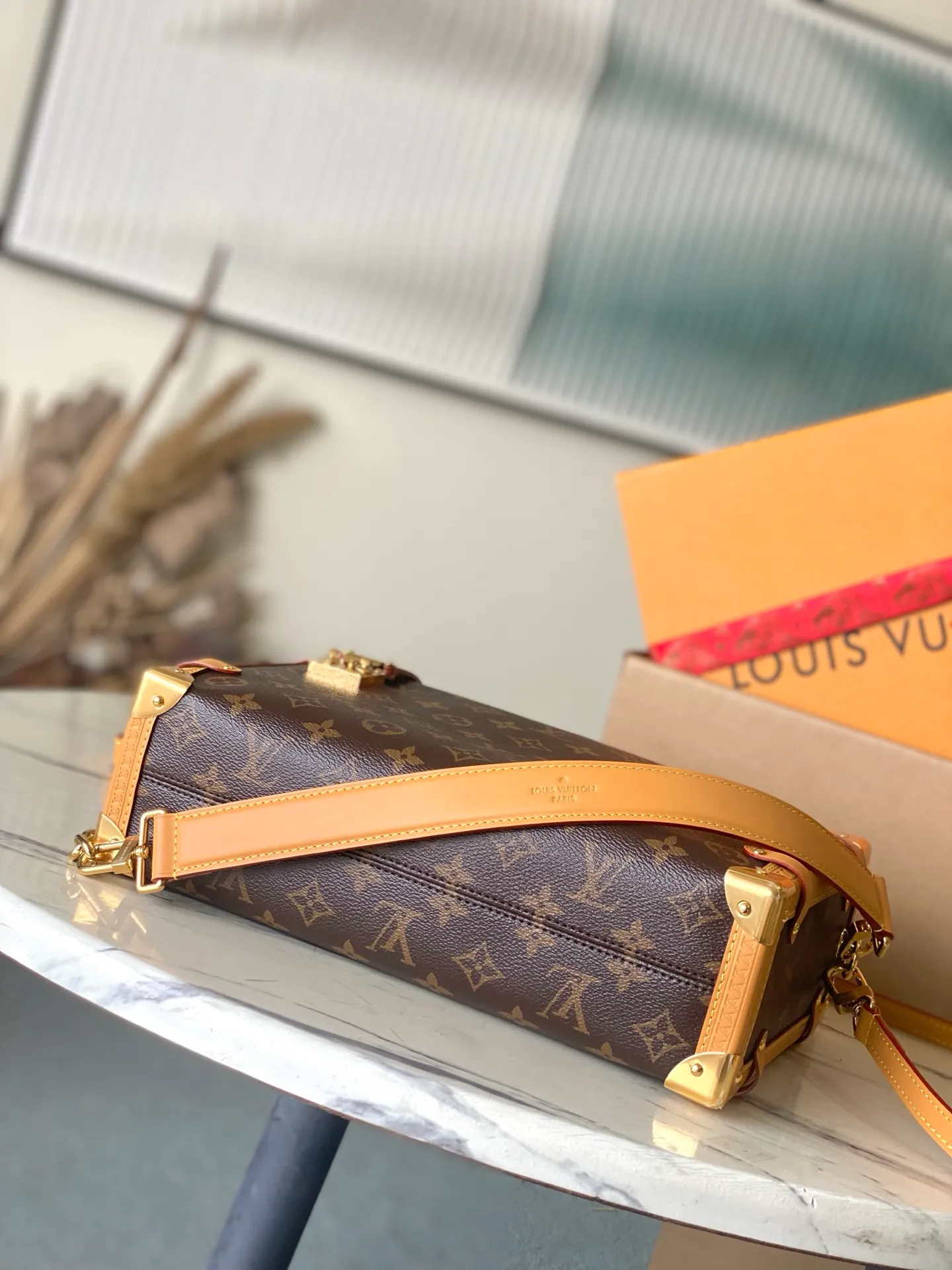 💰1140 Top original order M14513 This large Side Trunk handbag is made of Monogram canvas with contrasting leather trim. It is equipped with bright metal parts and a new extended chain. It has an eye-catching design to store daily needs. The S-lock buckle and hard-case style corners add to the brand style. Dimensions: 30 × 20 × 10cm