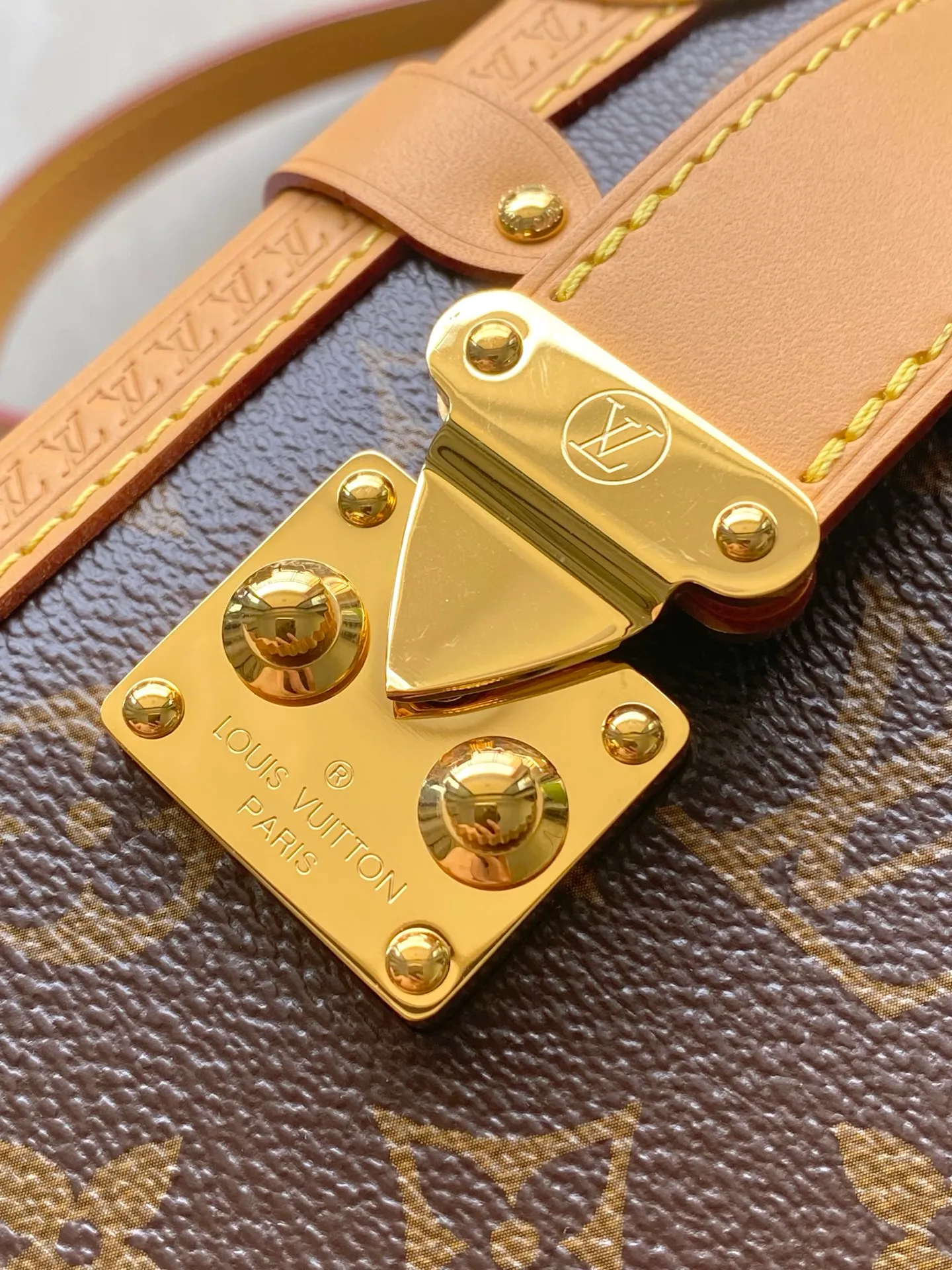 💰1140 Top original order M14513 This large Side Trunk handbag is made of Monogram canvas with contrasting leather trim. It is equipped with bright metal parts and a new extended chain. It has an eye-catching design to store daily needs. The S-lock buckle and hard-case style corners add to the brand style. Dimensions: 30 × 20 × 10cm