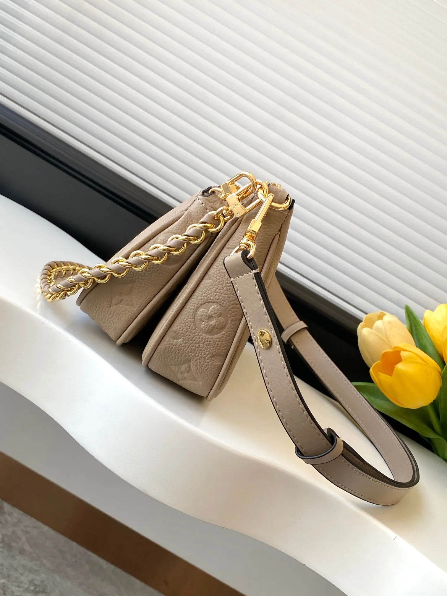 💰940 (top layer leather) top original single dynamic transcoding chip [three-piece mahjong bag] New full leather printing Highly practical in stock M22670 green M45777 black silk screen M80399 black embossed M80447 white embossed M45777 black silk screen M80447 white silk screen M45777 apricot embossed M45777 apricot silk screen M46093 color pink M46180 color blue [three-piece mahjong bag] New full leather printing Highly practical in stock M46569 off-white new version M45777 black silk screen M80399 black embossed M80447 white embossed M45777 black silk screen M80447 white silk screen M45777 apricot embossed M45777 apricot silk screen M46093 color pink. It is a must-have for celebrities and fashionable people. It has a very high appearance rate. It is not restricted by seasons. It is very suitable for matching clothes no matter what season. Carrying a three-piece mahjong bag will instantly transform you from an amateur to a fashion "blogger" who knows how to dress. Large: 23.5×13×4.5cm. Small: 18.5×11×4.5cm. 80%. A must-have for celebrities and fashionable people. It has a very high appearance rate. Not restricted by the season, it is very suitable for matching clothes no matter what season. Carrying a three-piece mahjong bag will instantly transform you from an amateur to a fashion "blogger" who knows how to dress 😎 Large: 23.5×13×4.5cm Small: 18.5×11×4.5cm 80%M It is a must-have for celebrities and fashionable people and has a very high appearance rate. Not restricted by the season, it is very suitable for matching clothes no matter what season. Carrying a three-piece mahjong bag on your back will instantly transform you from an amateur to a fashionable "blogger" who knows how to dress well 😎 Large: 23.5×13×4.5cm Small: 18.5×11×4.5cm 80%