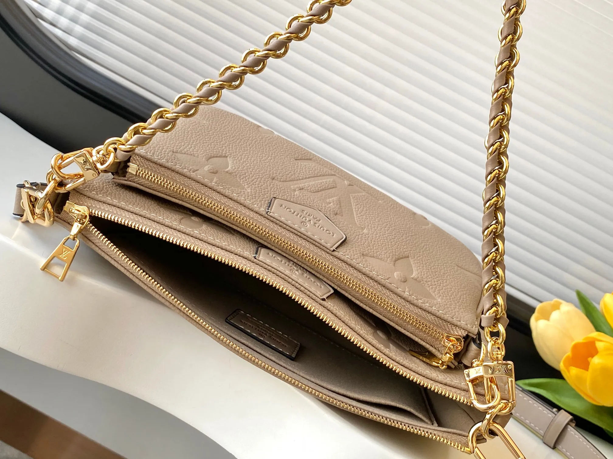 💰940 (top layer leather) top original single dynamic transcoding chip [three-piece mahjong bag] New full leather printing Highly practical in stock M22670 green M45777 black silk screen M80399 black embossed M80447 white embossed M45777 black silk screen M80447 white silk screen M45777 apricot embossed M45777 apricot silk screen M46093 color pink M46180 color blue [three-piece mahjong bag] New full leather printing Highly practical in stock M46569 off-white new version M45777 black silk screen M80399 black embossed M80447 white embossed M45777 black silk screen M80447 white silk screen M45777 apricot embossed M45777 apricot silk screen M46093 color pink. It is a must-have for celebrities and fashionable people. It has a very high appearance rate. It is not restricted by seasons. It is very suitable for matching clothes no matter what season. Carrying a three-piece mahjong bag will instantly transform you from an amateur to a fashion "blogger" who knows how to dress. Large: 23.5×13×4.5cm. Small: 18.5×11×4.5cm. 80%. A must-have for celebrities and fashionable people. It has a very high appearance rate. Not restricted by the season, it is very suitable for matching clothes no matter what season. Carrying a three-piece mahjong bag will instantly transform you from an amateur to a fashion "blogger" who knows how to dress 😎 Large: 23.5×13×4.5cm Small: 18.5×11×4.5cm 80%M It is a must-have for celebrities and fashionable people and has a very high appearance rate. Not restricted by the season, it is very suitable for matching clothes no matter what season. Carrying a three-piece mahjong bag on your back will instantly transform you from an amateur to a fashionable "blogger" who knows how to dress well 😎 Large: 23.5×13×4.5cm Small: 18.5×11×4.5cm 80%