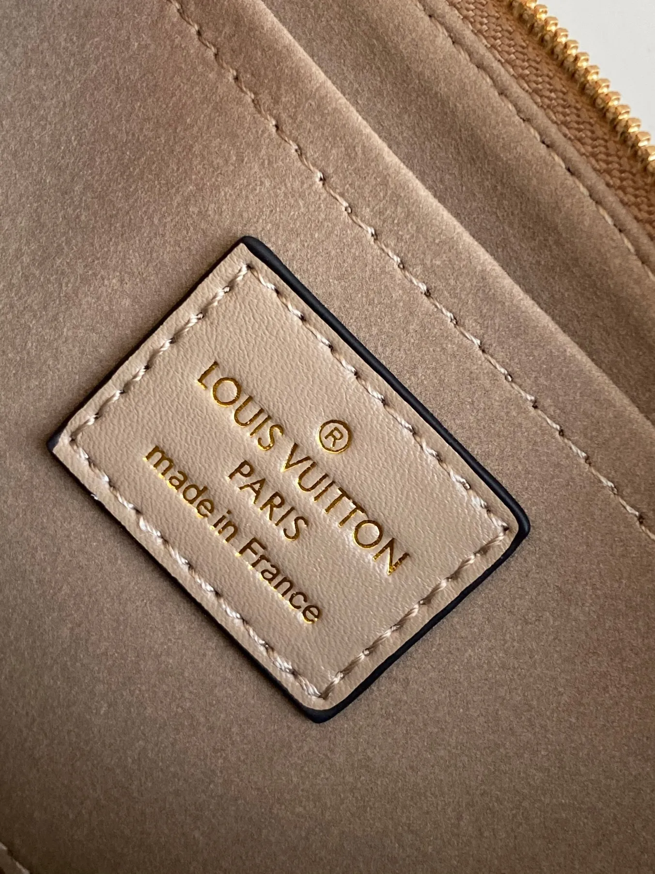 💰940 (top layer leather) top original single dynamic transcoding chip [three-piece mahjong bag] New full leather printing Highly practical in stock M22670 green M45777 black silk screen M80399 black embossed M80447 white embossed M45777 black silk screen M80447 white silk screen M45777 apricot embossed M45777 apricot silk screen M46093 color pink M46180 color blue [three-piece mahjong bag] New full leather printing Highly practical in stock M46569 off-white new version M45777 black silk screen M80399 black embossed M80447 white embossed M45777 black silk screen M80447 white silk screen M45777 apricot embossed M45777 apricot silk screen M46093 color pink. It is a must-have for celebrities and fashionable people. It has a very high appearance rate. It is not restricted by seasons. It is very suitable for matching clothes no matter what season. Carrying a three-piece mahjong bag will instantly transform you from an amateur to a fashion "blogger" who knows how to dress. Large: 23.5×13×4.5cm. Small: 18.5×11×4.5cm. 80%. A must-have for celebrities and fashionable people. It has a very high appearance rate. Not restricted by the season, it is very suitable for matching clothes no matter what season. Carrying a three-piece mahjong bag will instantly transform you from an amateur to a fashion "blogger" who knows how to dress 😎 Large: 23.5×13×4.5cm Small: 18.5×11×4.5cm 80%M It is a must-have for celebrities and fashionable people and has a very high appearance rate. Not restricted by the season, it is very suitable for matching clothes no matter what season. Carrying a three-piece mahjong bag on your back will instantly transform you from an amateur to a fashionable "blogger" who knows how to dress well 😎 Large: 23.5×13×4.5cm Small: 18.5×11×4.5cm 80%