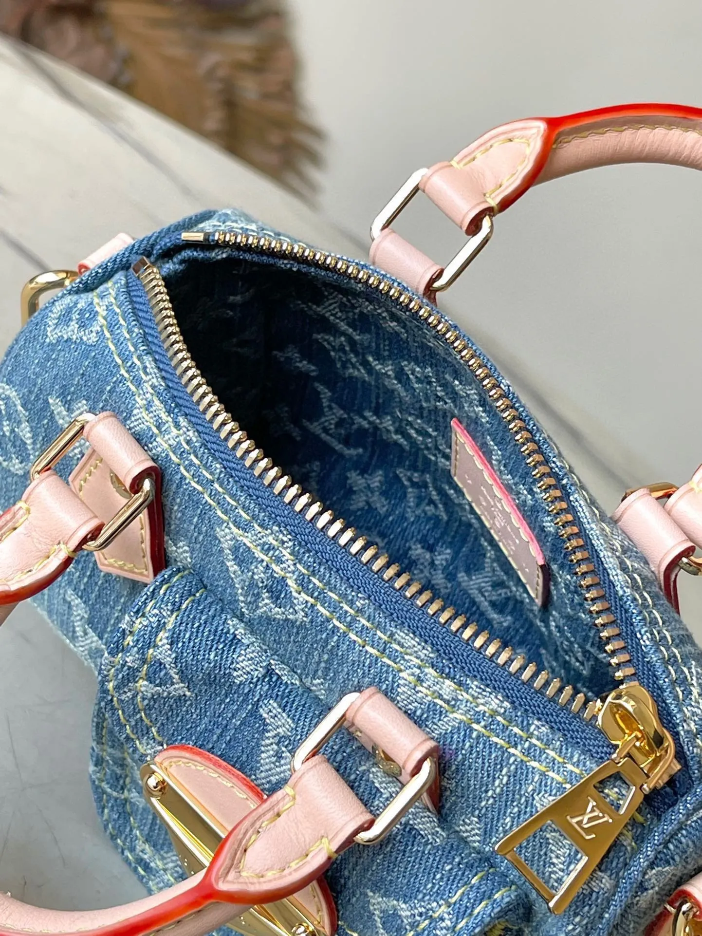💰880 Top Original Order M82950 Blue Denim Denim Pillow Bag Speedy Series Nano Speedy Handbag This Nano speedy handbag is made of Mongogram Denim Dhl sand-washed canvas woven from certified cotton. It is equipped with leather handles and detachable shoulder straps. The compact shape has buckle side pockets that can accommodate Iphone wallets and lipstick. Size: 16×7.5×10cm