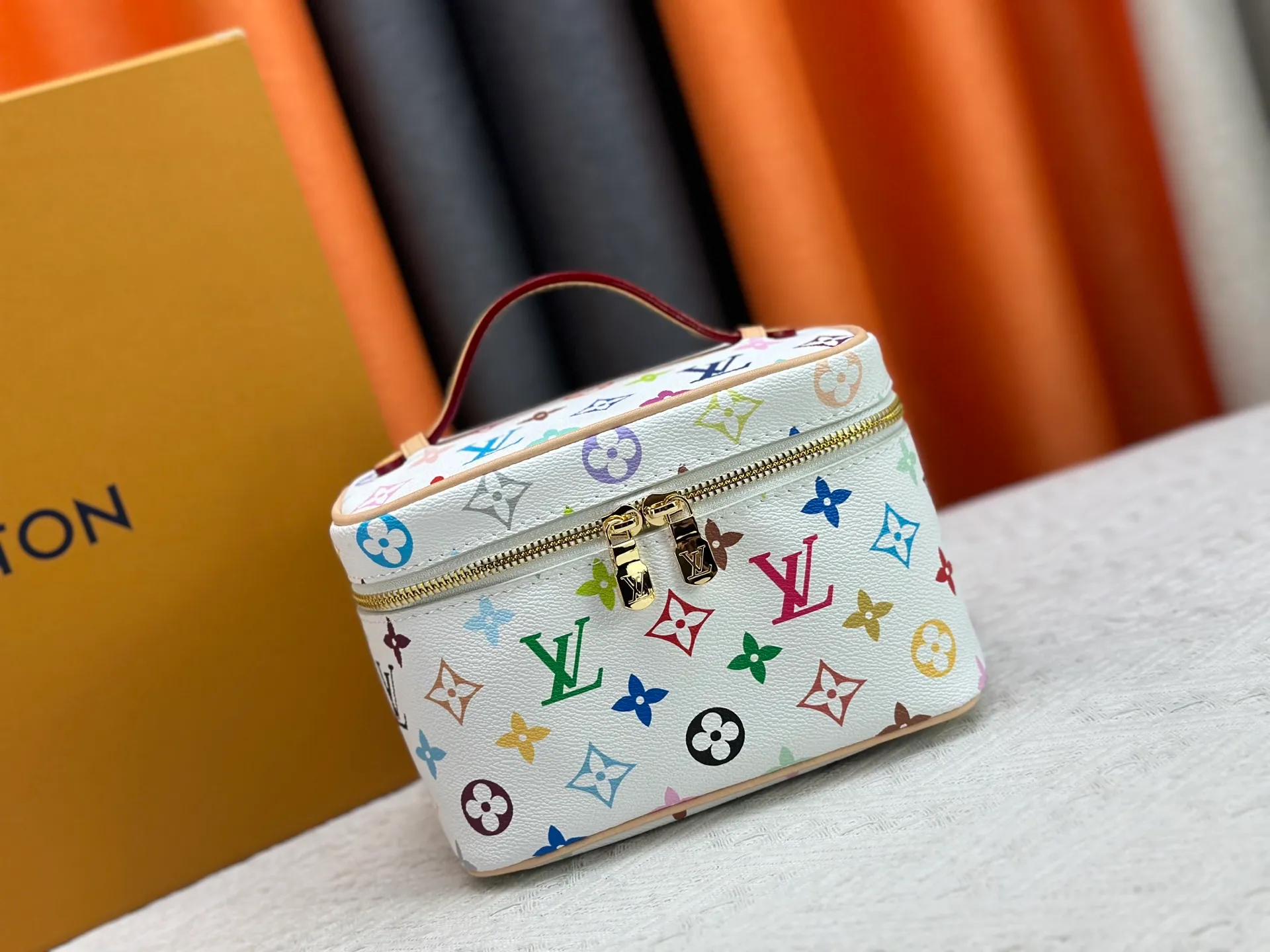 P240 Upgraded original version M13747 M44495 M42265 M44936 M42263 lv Murakami Nice mini Nano cosmetic bag with Monogram printing and 33 colorful colors. In 2025, Murakami and LV jointly launched the white tricolor and black tricolor twelve pieces, which are very popular around the world and are loved by celebrities and celebrities. Dimensions: 24 x 17 x 14 (LxHxW)