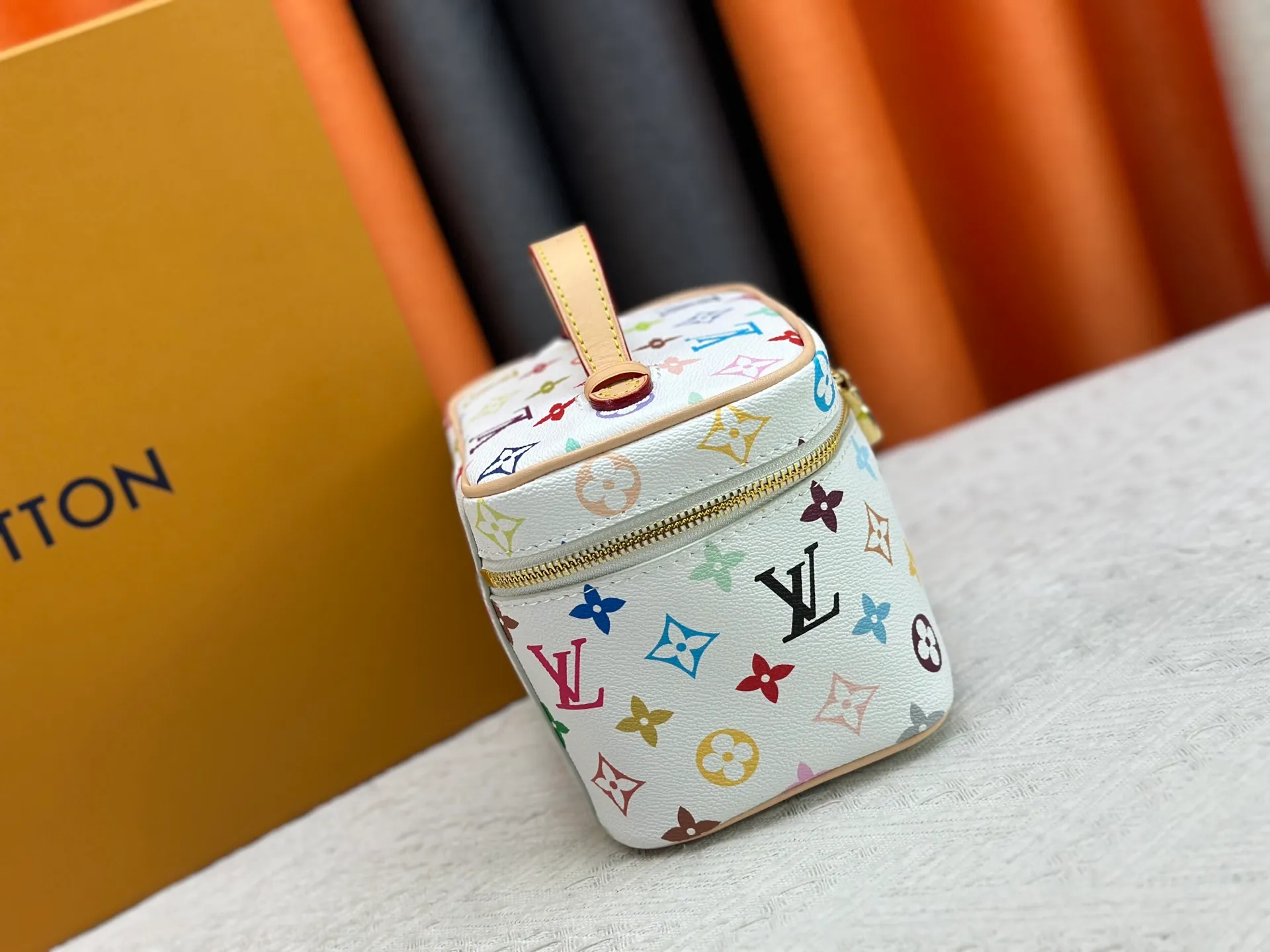 P240 Upgraded original version M13747 M44495 M42265 M44936 M42263 lv Murakami Nice mini Nano cosmetic bag with Monogram printing and 33 colorful colors. In 2025, Murakami and LV jointly launched the white tricolor and black tricolor twelve pieces, which are very popular around the world and are loved by celebrities and celebrities. Dimensions: 24 x 17 x 14 (LxHxW)