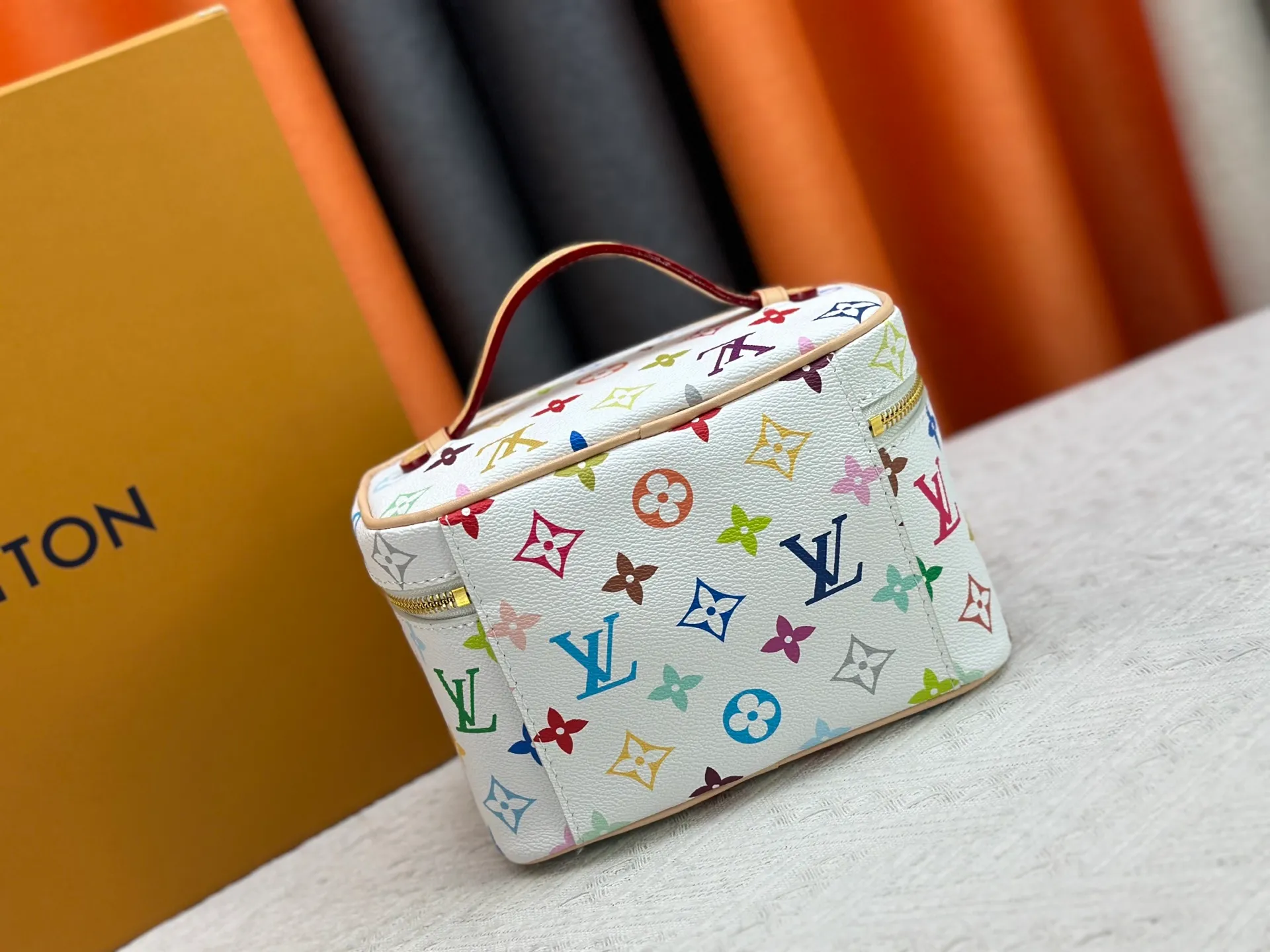P240 Upgraded original version M13747 M44495 M42265 M44936 M42263 lv Murakami Nice mini Nano cosmetic bag with Monogram printing and 33 colorful colors. In 2025, Murakami and LV jointly launched the white tricolor and black tricolor twelve pieces, which are very popular around the world and are loved by celebrities and celebrities. Dimensions: 24 x 17 x 14 (LxHxW)