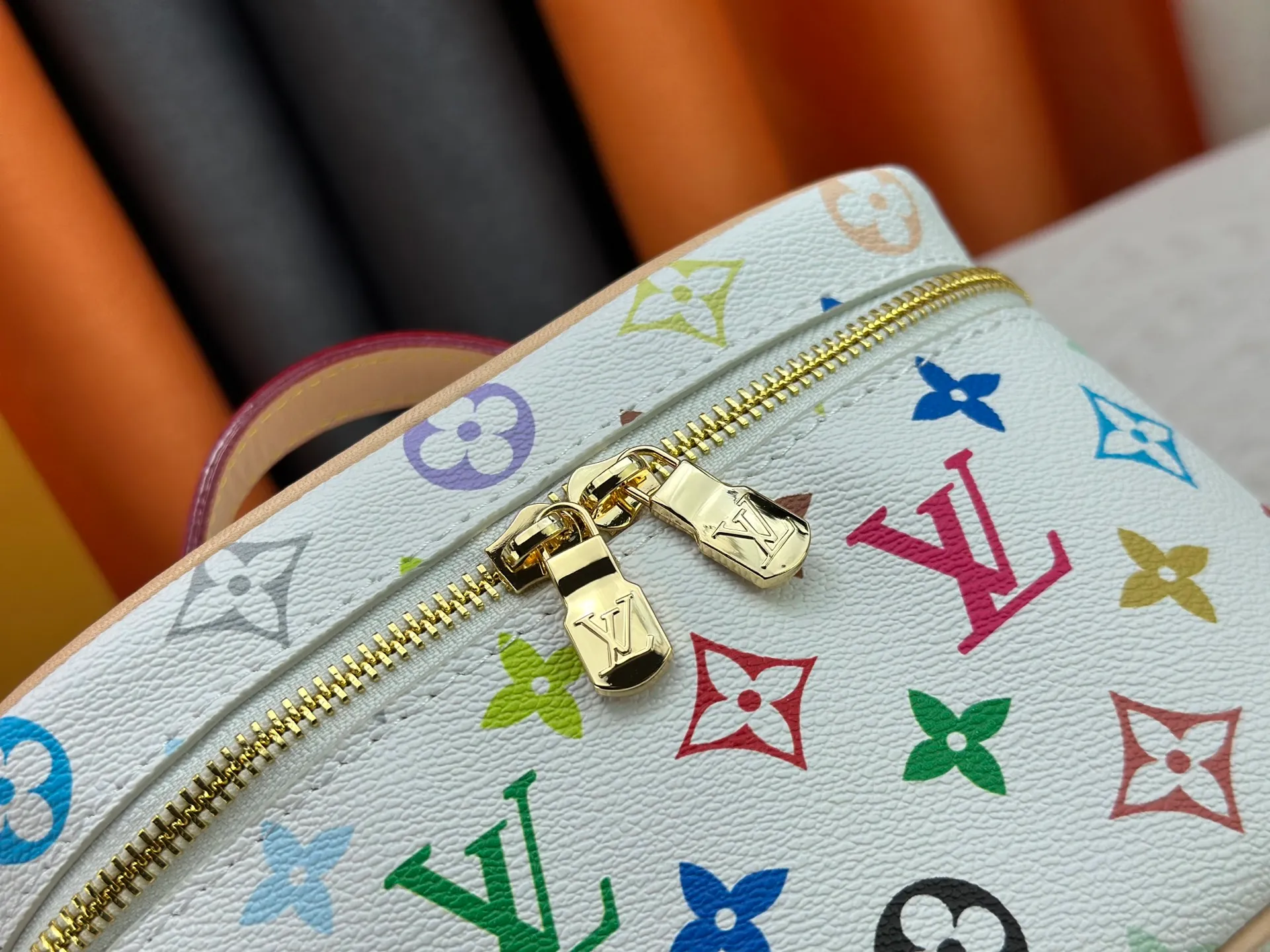 P240 Upgraded original version M13747 M44495 M42265 M44936 M42263 lv Murakami Nice mini Nano cosmetic bag with Monogram printing and 33 colorful colors. In 2025, Murakami and LV jointly launched the white tricolor and black tricolor twelve pieces, which are very popular around the world and are loved by celebrities and celebrities. Dimensions: 24 x 17 x 14 (LxHxW)