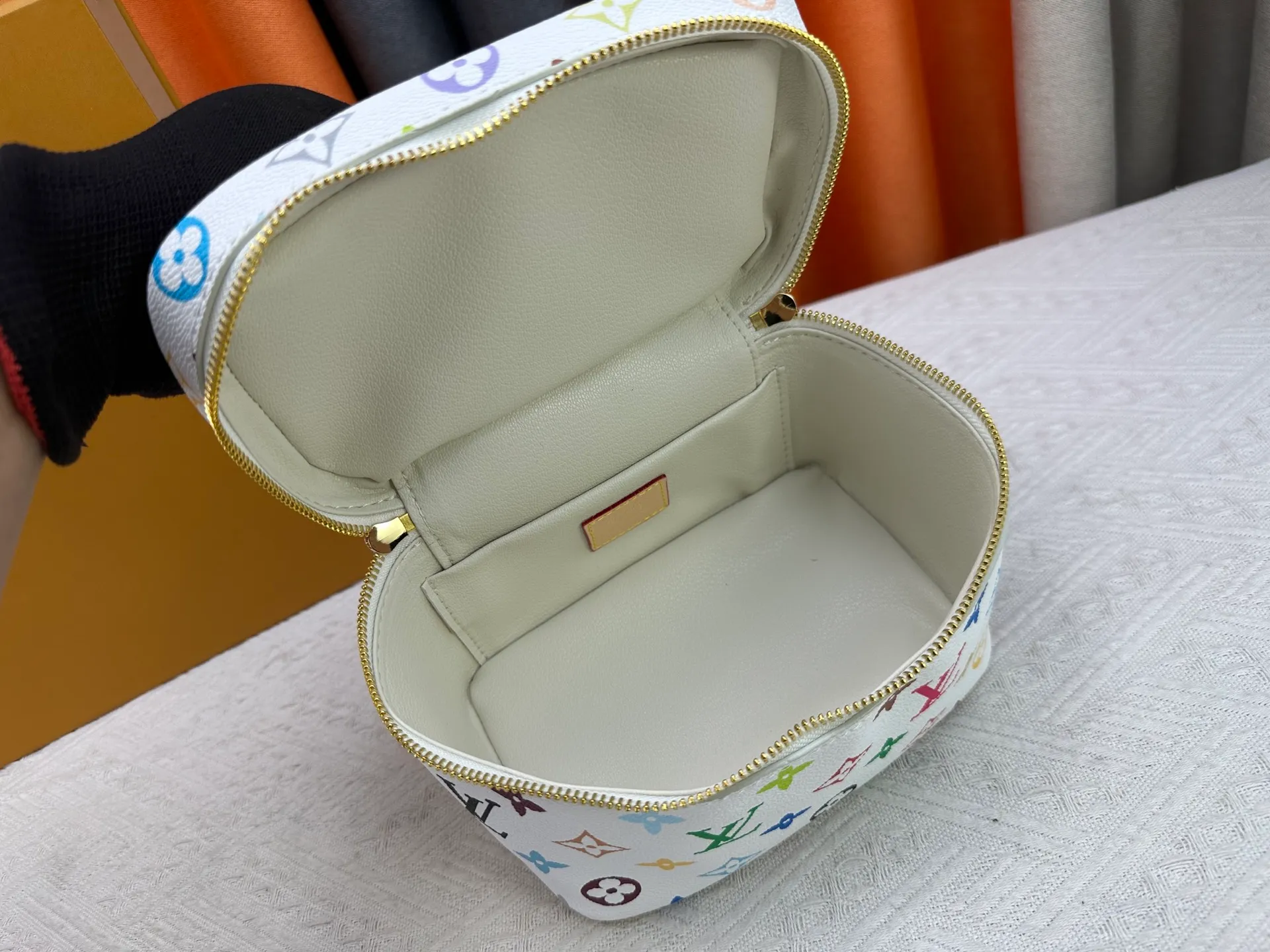 P240 Upgraded original version M13747 M44495 M42265 M44936 M42263 lv Murakami Nice mini Nano cosmetic bag with Monogram printing and 33 colorful colors. In 2025, Murakami and LV jointly launched the white tricolor and black tricolor twelve pieces, which are very popular around the world and are loved by celebrities and celebrities. Dimensions: 24 x 17 x 14 (LxHxW)