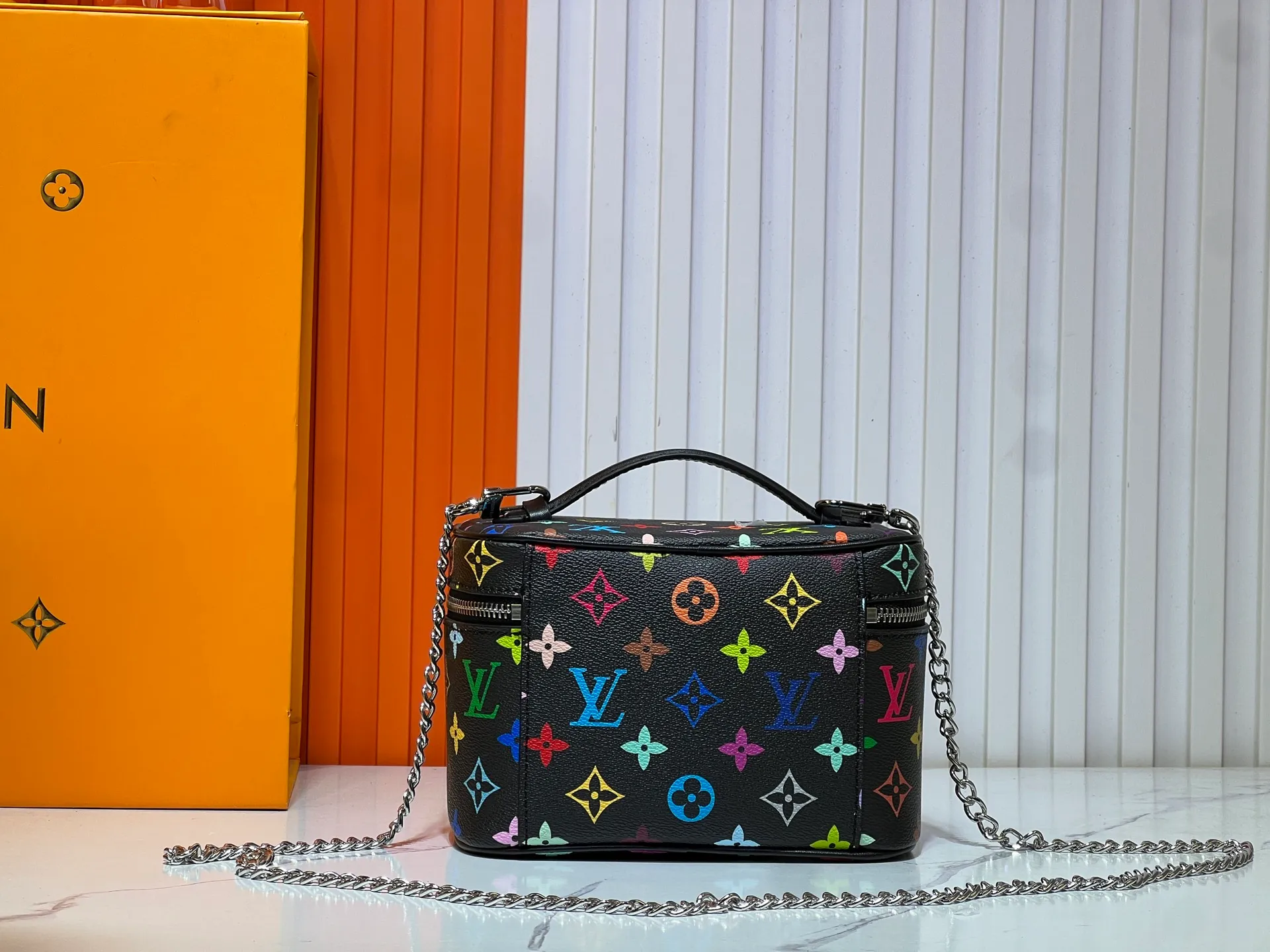 Batch 300💰 Upgraded original M13747 M44495 M42265 M44936 M42263 lv Takashi Murakami Nice mini Nano cosmetic bag with Monogram printing and 33 colorful colors. In 2025, Takashi Murakami and lv jointly launched the white tricolor and black tricolor twelve pieces, which are very popular around the world and are loved by celebrities and celebrities. Dimensions: 20x13.5x12.0 (length x height x width)