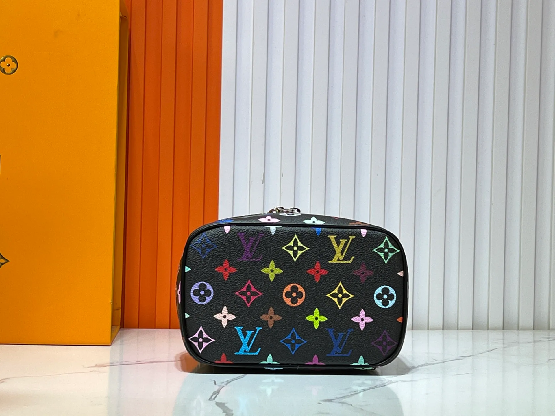 Batch 300💰 Upgraded original M13747 M44495 M42265 M44936 M42263 lv Takashi Murakami Nice mini Nano cosmetic bag with Monogram printing and 33 colorful colors. In 2025, Takashi Murakami and lv jointly launched the white tricolor and black tricolor twelve pieces, which are very popular around the world and are loved by celebrities and celebrities. Dimensions: 20x13.5x12.0 (length x height x width)