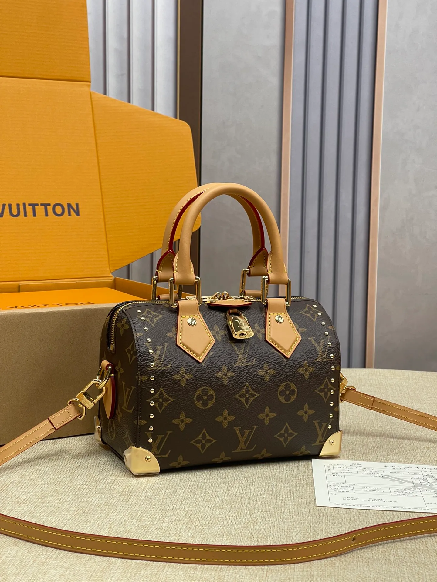 [Upgraded version] P560💰💞Upgraded version🎁 Comes with a full set of packaging, the counter’s 2025 early spring new product, catwalk model model 13146🐶SIDE TRUNK handbag Nicolas Ghesquière repeatedly explored Louis Vuitton’s box-making heritage and created this Side Trunk medium handbag. Monogram canvas is combined with leather trim, and the leather zipper puller creatively connects to the iconic S-lock, and the reinforced metal corners gather the eye. The wide handles and leather spaghetti strap are removable. Size: 20*13*12