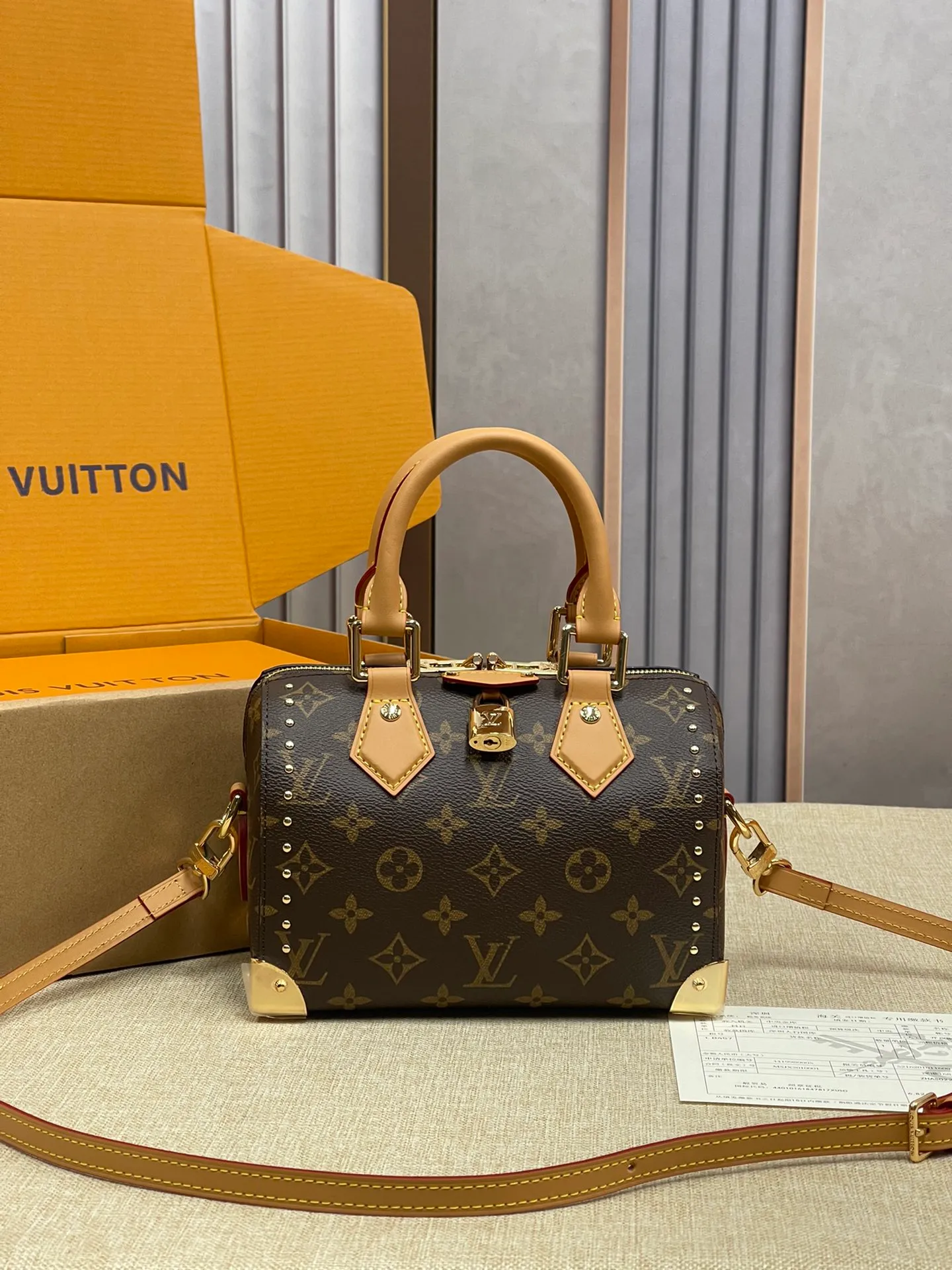 [Upgraded version] P560💰💞Upgraded version🎁 Comes with a full set of packaging, the counter’s 2025 early spring new product, catwalk model model 13146🐶SIDE TRUNK handbag Nicolas Ghesquière repeatedly explored Louis Vuitton’s box-making heritage and created this Side Trunk medium handbag. Monogram canvas is combined with leather trim, and the leather zipper puller creatively connects to the iconic S-lock, and the reinforced metal corners gather the eye. The wide handles and leather spaghetti strap are removable. Size: 20*13*12