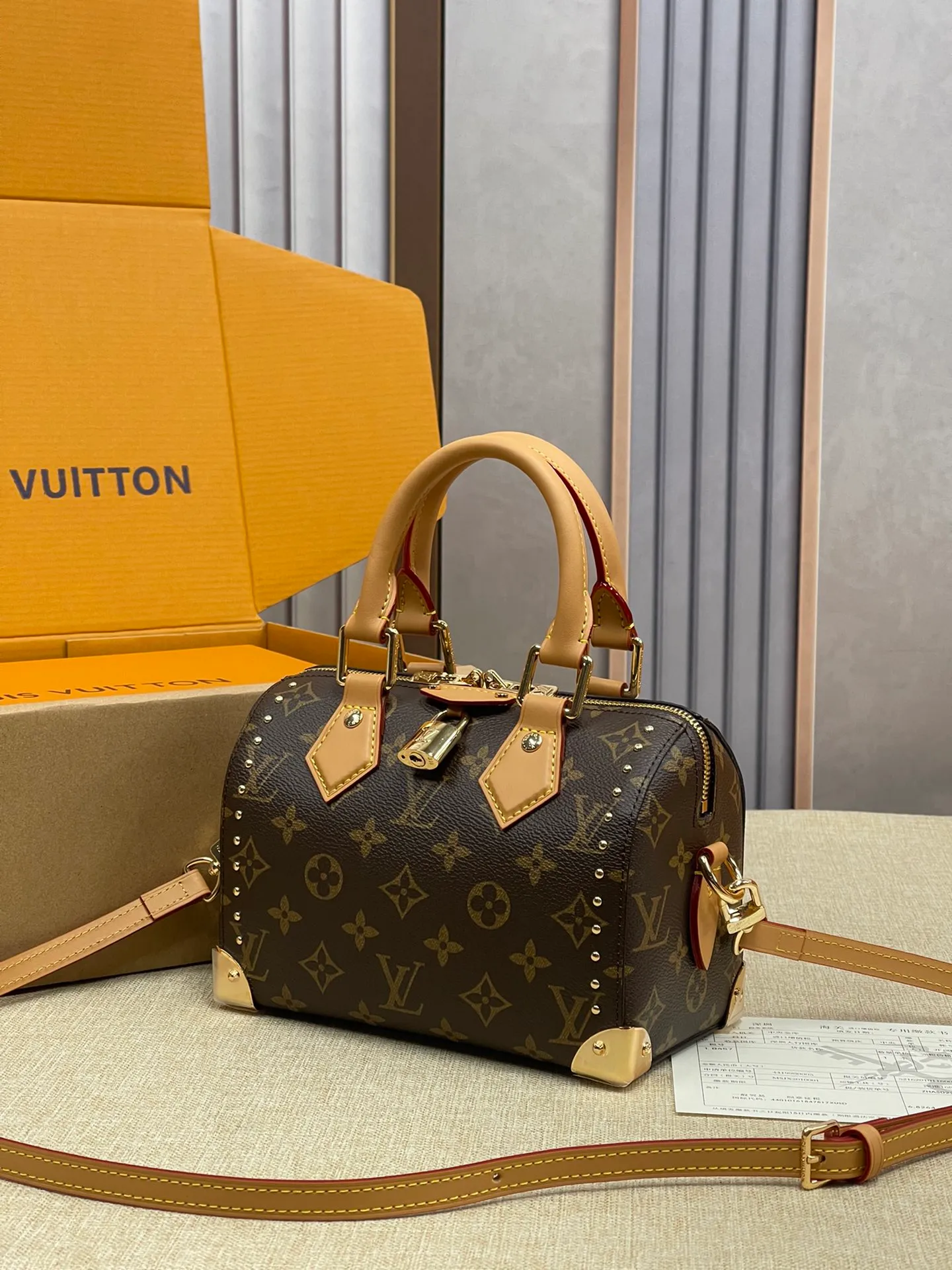 [Upgraded version] P560💰💞Upgraded version🎁 Comes with a full set of packaging, the counter’s 2025 early spring new product, catwalk model model 13146🐶SIDE TRUNK handbag Nicolas Ghesquière repeatedly explored Louis Vuitton’s box-making heritage and created this Side Trunk medium handbag. Monogram canvas is combined with leather trim, and the leather zipper puller creatively connects to the iconic S-lock, and the reinforced metal corners gather the eye. The wide handles and leather spaghetti strap are removable. Size: 20*13*12