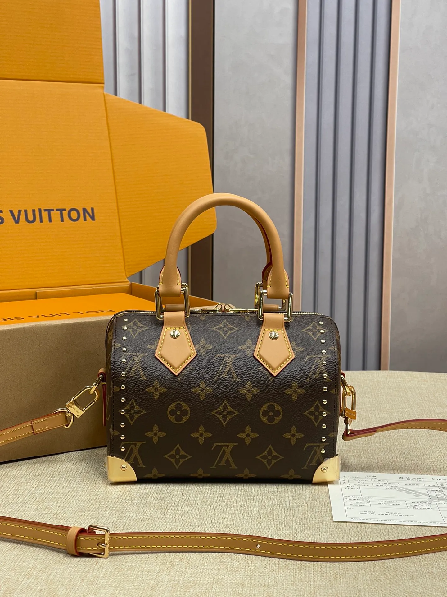 [Upgraded version] P560💰💞Upgraded version🎁 Comes with a full set of packaging, the counter’s 2025 early spring new product, catwalk model model 13146🐶SIDE TRUNK handbag Nicolas Ghesquière repeatedly explored Louis Vuitton’s box-making heritage and created this Side Trunk medium handbag. Monogram canvas is combined with leather trim, and the leather zipper puller creatively connects to the iconic S-lock, and the reinforced metal corners gather the eye. The wide handles and leather spaghetti strap are removable. Size: 20*13*12