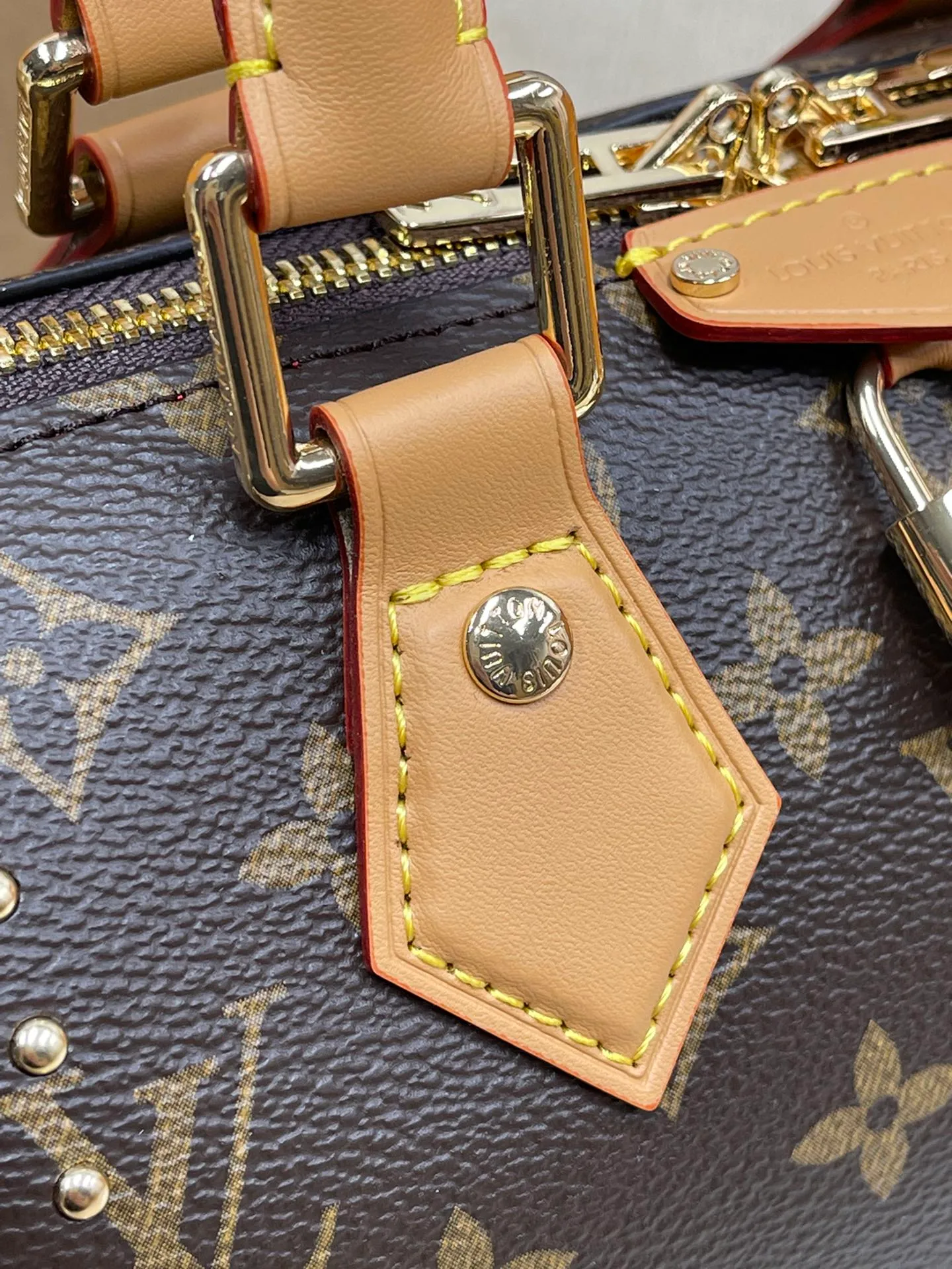 [Upgraded version] P560💰💞Upgraded version🎁 Comes with a full set of packaging, the counter’s 2025 early spring new product, catwalk model model 13146🐶SIDE TRUNK handbag Nicolas Ghesquière repeatedly explored Louis Vuitton’s box-making heritage and created this Side Trunk medium handbag. Monogram canvas is combined with leather trim, and the leather zipper puller creatively connects to the iconic S-lock, and the reinforced metal corners gather the eye. The wide handles and leather spaghetti strap are removable. Size: 20*13*12