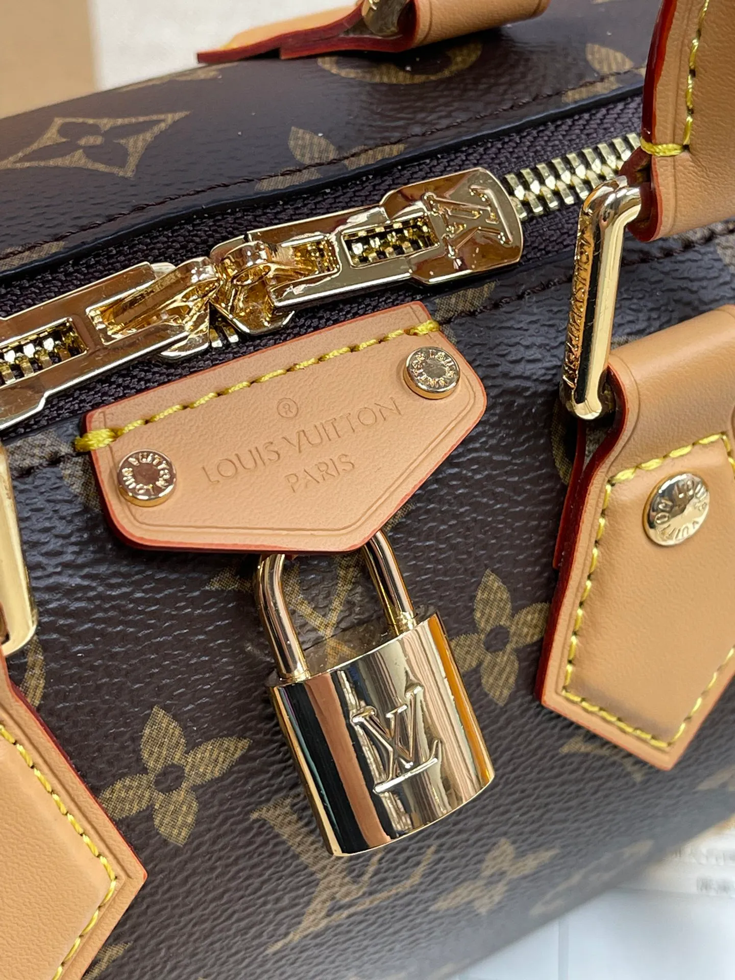 [Upgraded version] P560💰💞Upgraded version🎁 Comes with a full set of packaging, the counter’s 2025 early spring new product, catwalk model model 13146🐶SIDE TRUNK handbag Nicolas Ghesquière repeatedly explored Louis Vuitton’s box-making heritage and created this Side Trunk medium handbag. Monogram canvas is combined with leather trim, and the leather zipper puller creatively connects to the iconic S-lock, and the reinforced metal corners gather the eye. The wide handles and leather spaghetti strap are removable. Size: 20*13*12