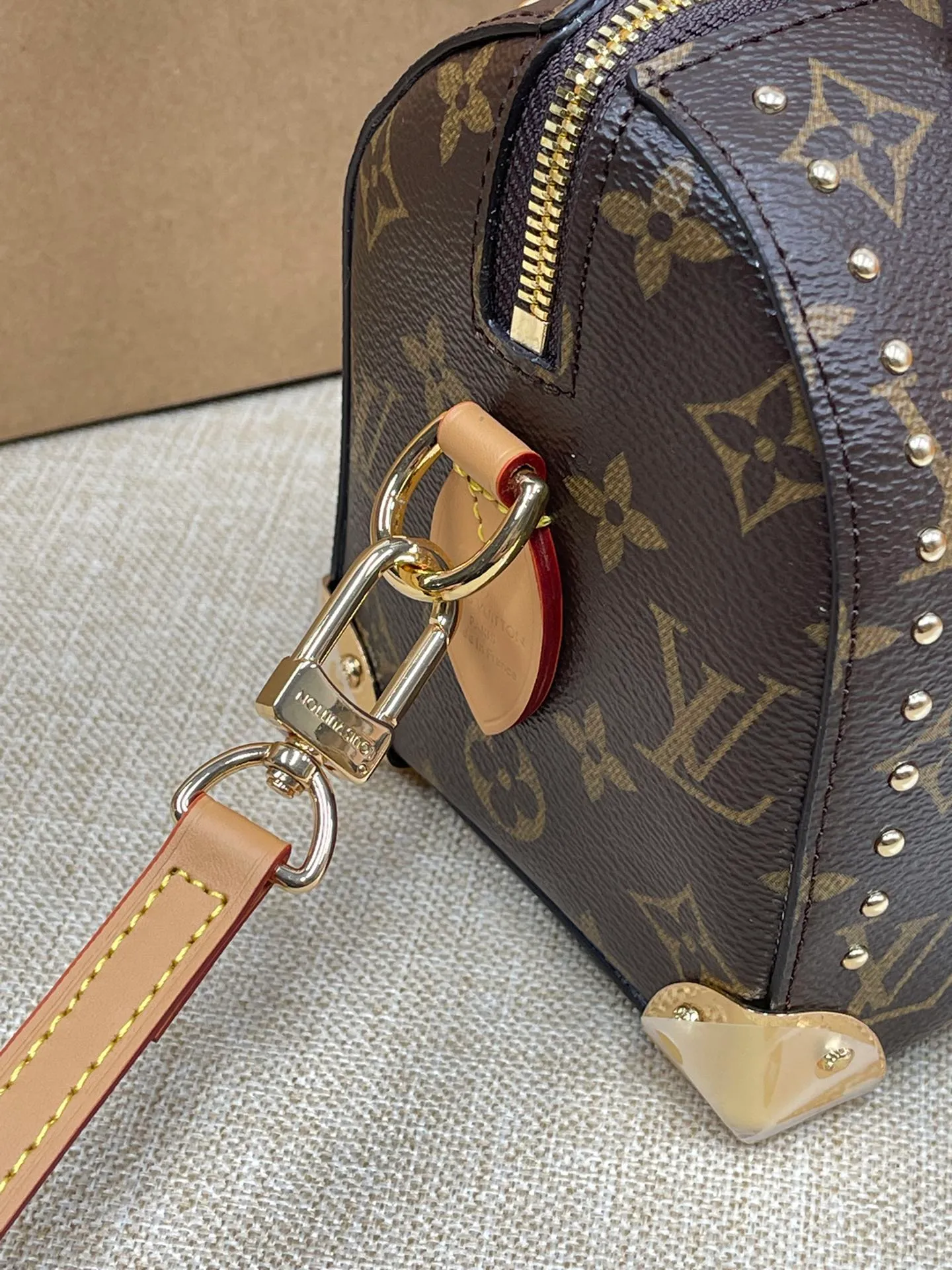 [Upgraded version] P560💰💞Upgraded version🎁 Comes with a full set of packaging, the counter’s 2025 early spring new product, catwalk model model 13146🐶SIDE TRUNK handbag Nicolas Ghesquière repeatedly explored Louis Vuitton’s box-making heritage and created this Side Trunk medium handbag. Monogram canvas is combined with leather trim, and the leather zipper puller creatively connects to the iconic S-lock, and the reinforced metal corners gather the eye. The wide handles and leather spaghetti strap are removable. Size: 20*13*12