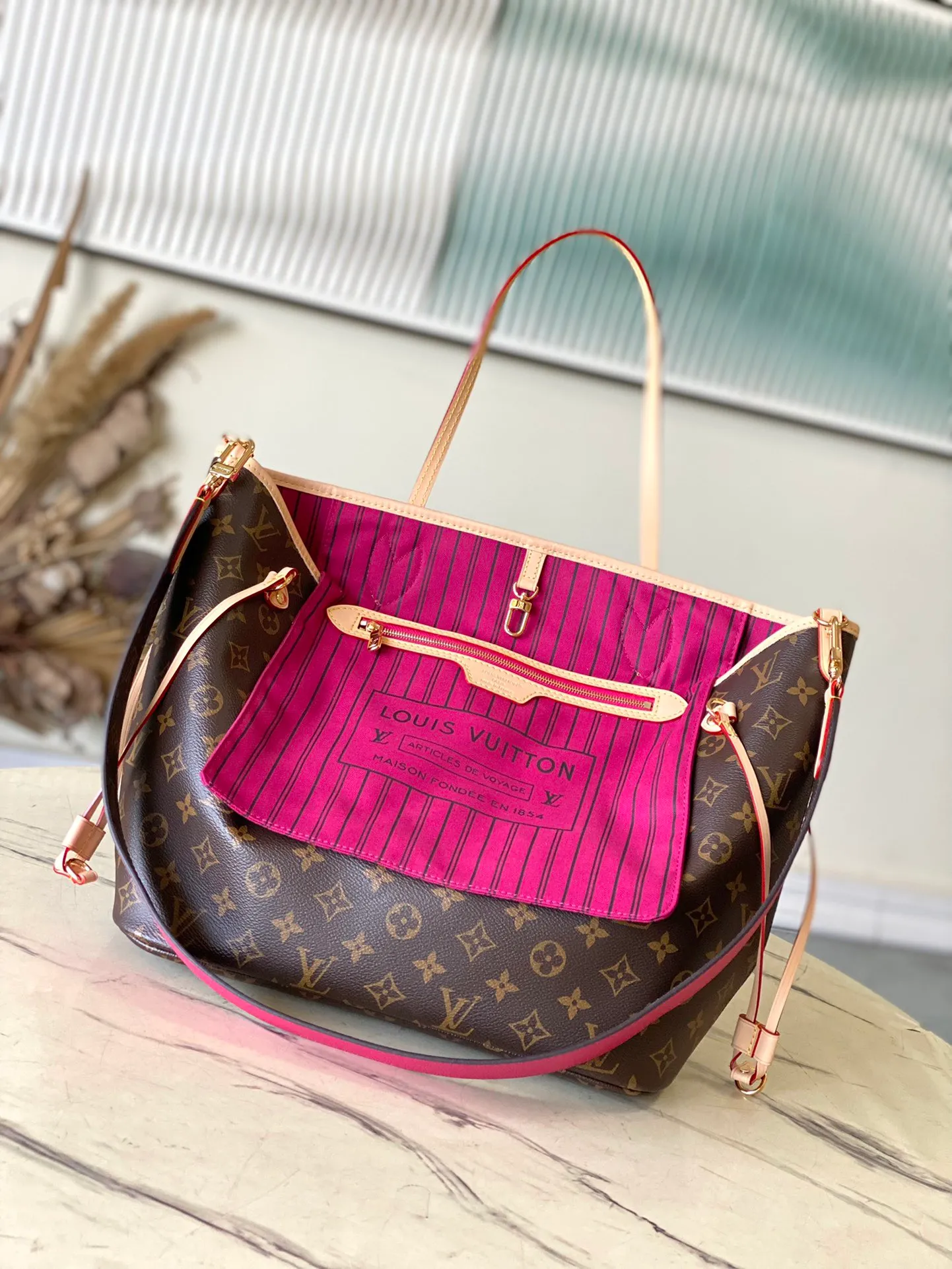 💰1000 Top Original Order M12257 Rose Red As one of the classic designs, the Neverfull Bandouliere Inside Out Medium No Handbag is made of Monogram canvas and striped fabric, with a double-sided design to highlight the trendy new ideas. The detachable shoulder strap makes it easy to carry across the body, and can also be transformed into a Hobo handbag through the side hook. Dimensions: 31 × 28 × 14 cm