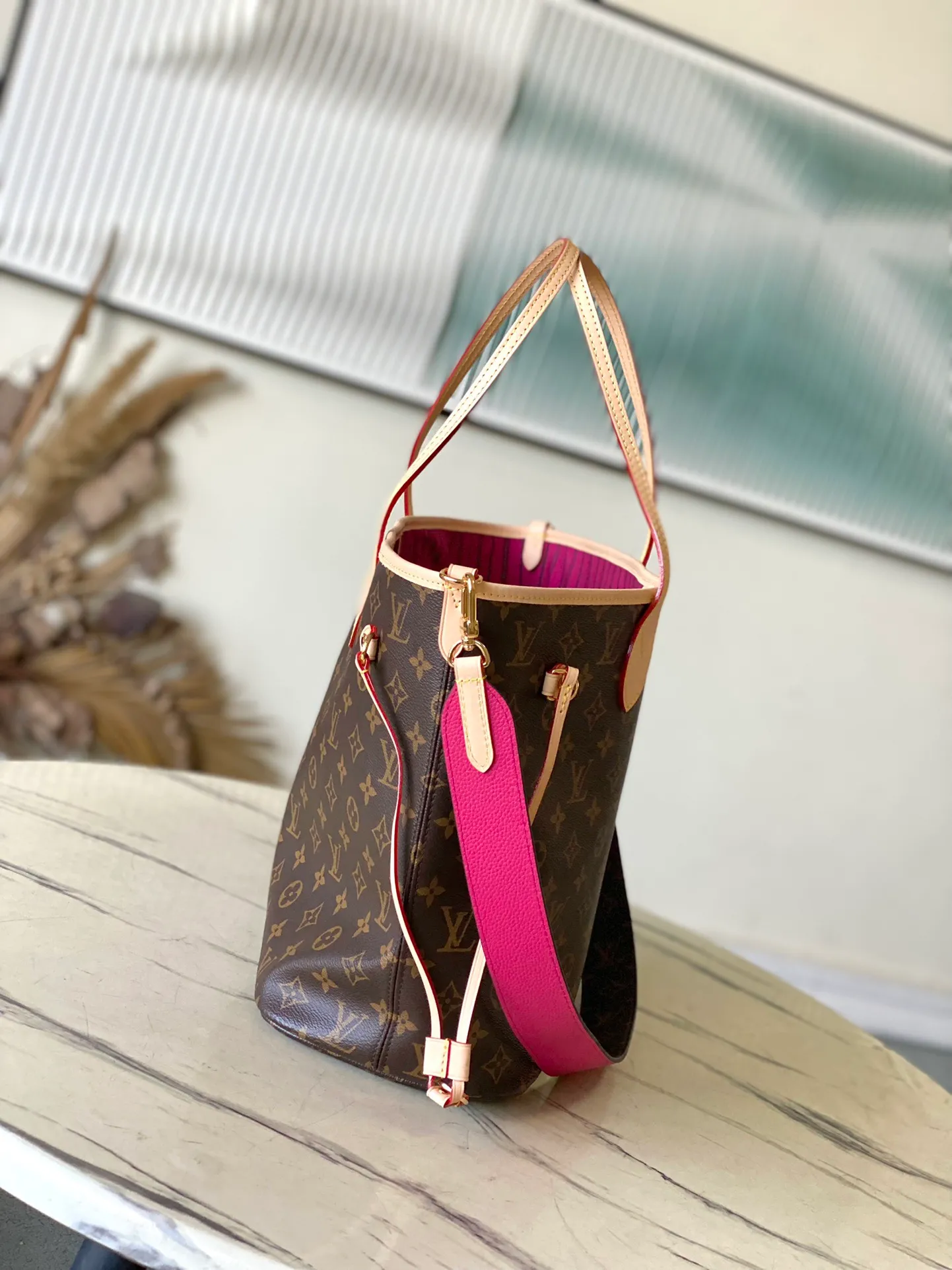 💰1000 Top Original Order M12257 Rose Red As one of the classic designs, the Neverfull Bandouliere Inside Out Medium No Handbag is made of Monogram canvas and striped fabric, with a double-sided design to highlight the trendy new ideas. The detachable shoulder strap makes it easy to carry across the body, and can also be transformed into a Hobo handbag through the side hook. Dimensions: 31 × 28 × 14 cm