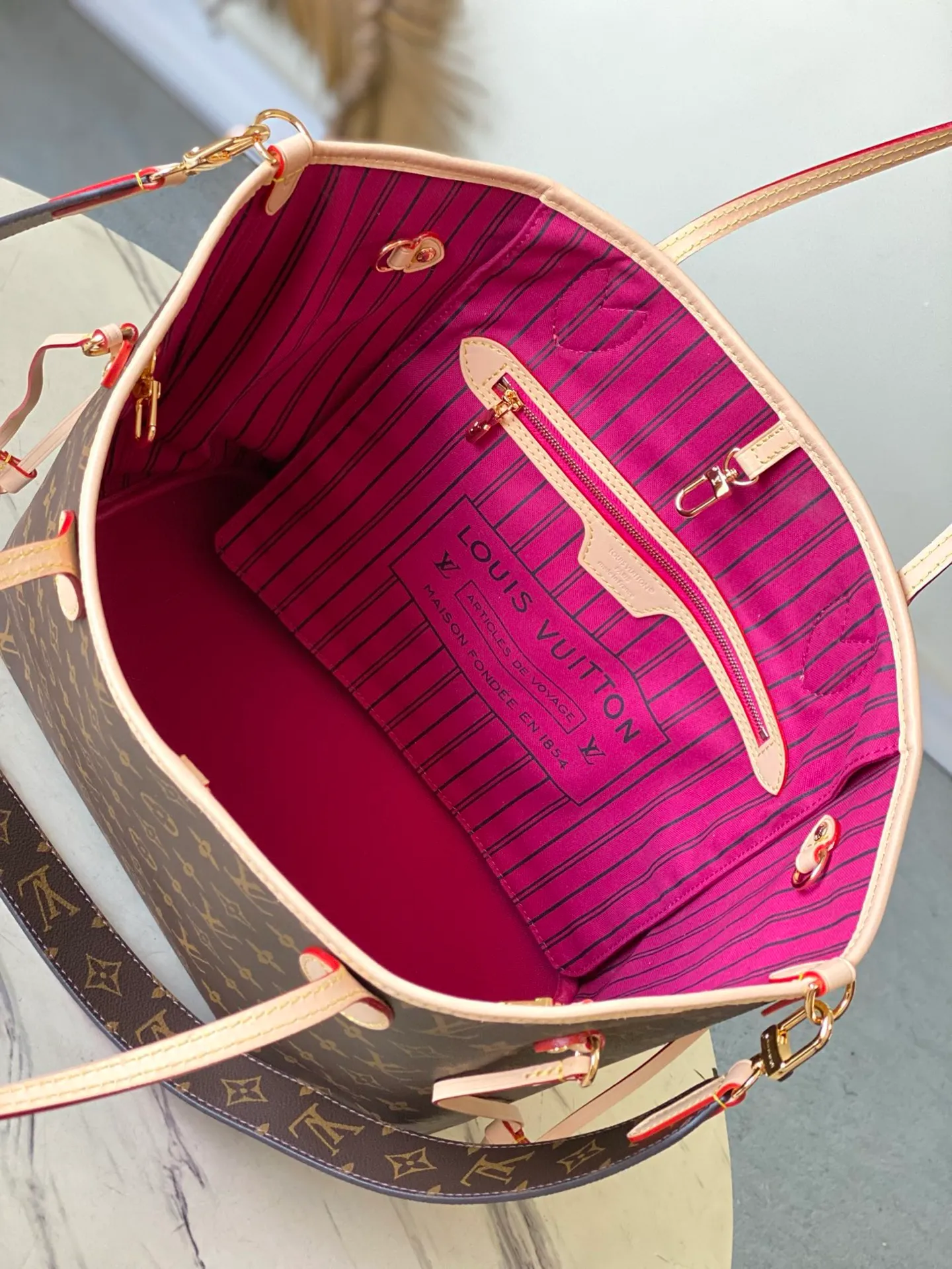 💰1000 Top Original Order M12257 Rose Red As one of the classic designs, the Neverfull Bandouliere Inside Out Medium No Handbag is made of Monogram canvas and striped fabric, with a double-sided design to highlight the trendy new ideas. The detachable shoulder strap makes it easy to carry across the body, and can also be transformed into a Hobo handbag through the side hook. Dimensions: 31 × 28 × 14 cm