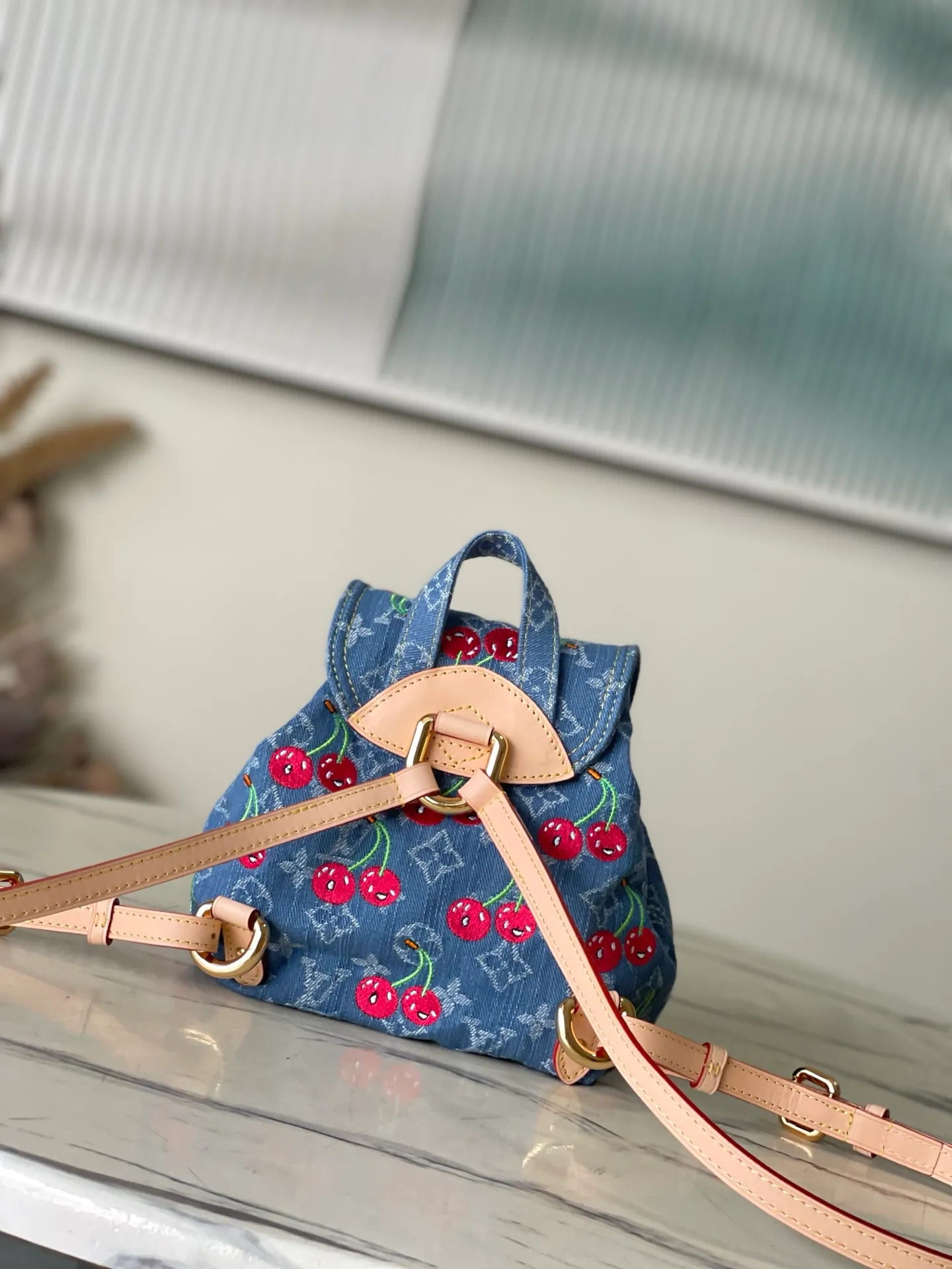 💰1380 Top original order M13679 This Venice backpack is from the Louis Vuitton x Takashi Murakami replica series. Monogram denim is blended with personalized cherry embroidery, using interesting brushwork to interpret the colorful interest painted by Japanese artists. Exquisite leather outlines the slender shoulder straps, and bright buckles highlight the flap and outer pocket. Dimensions: 24 × 26 × 7 cm
