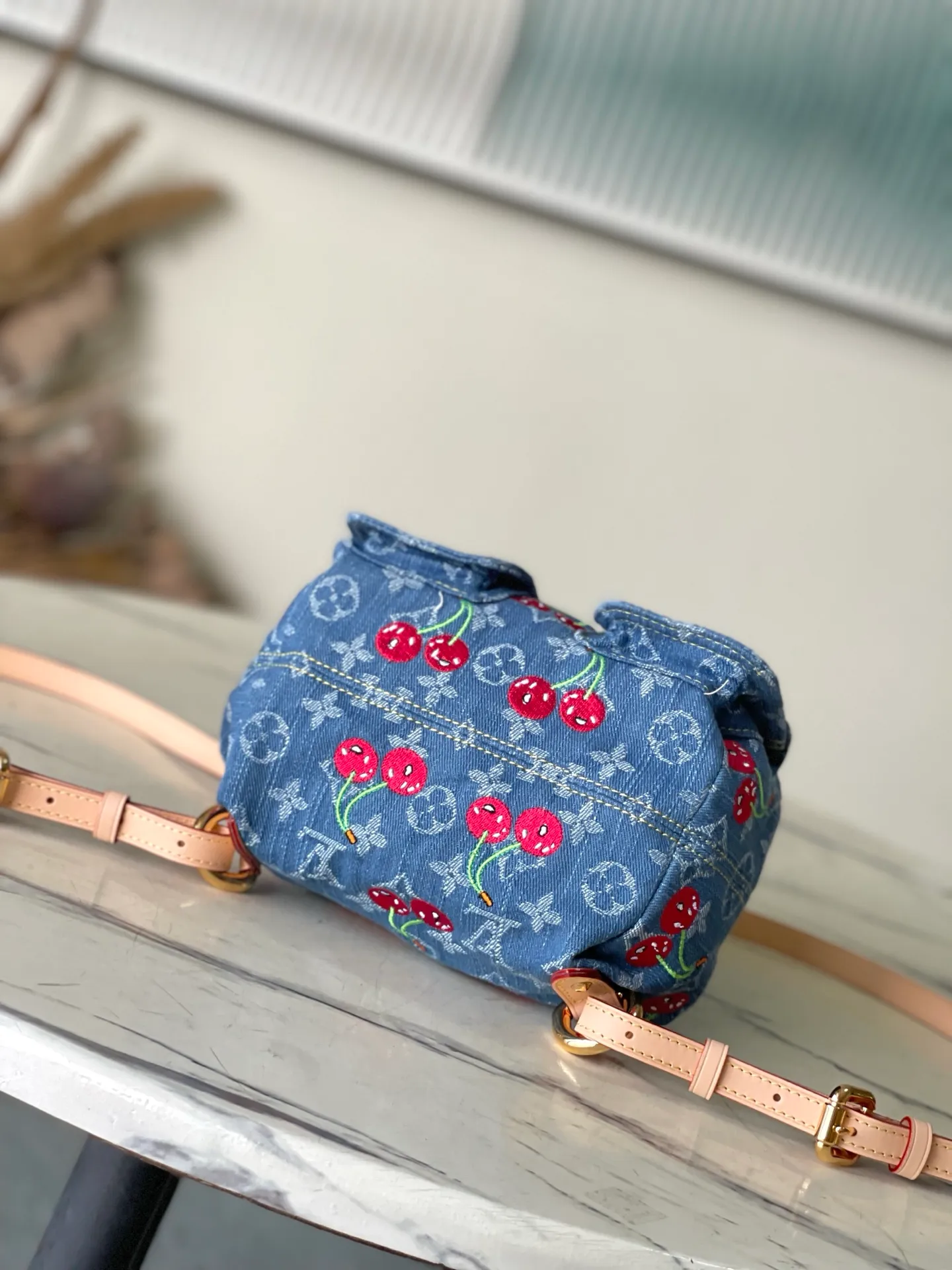 💰1380 Top original order M13679 This Venice backpack is from the Louis Vuitton x Takashi Murakami replica series. Monogram denim is blended with personalized cherry embroidery, using interesting brushwork to interpret the colorful interest painted by Japanese artists. Exquisite leather outlines the slender shoulder straps, and bright buckles highlight the flap and outer pocket. Dimensions: 24 × 26 × 7 cm