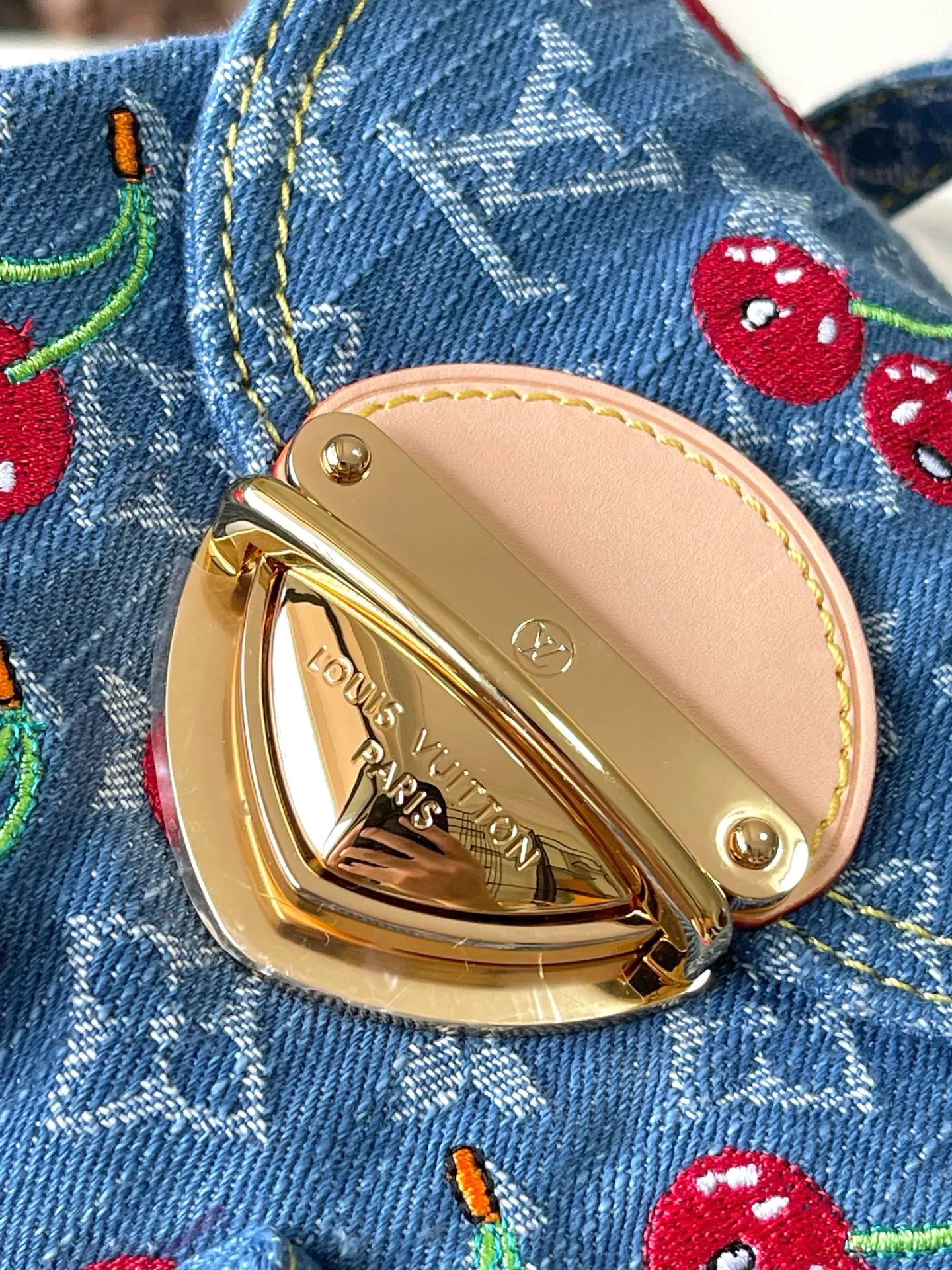 💰1380 Top original order M13679 This Venice backpack is from the Louis Vuitton x Takashi Murakami replica series. Monogram denim is blended with personalized cherry embroidery, using interesting brushwork to interpret the colorful interest painted by Japanese artists. Exquisite leather outlines the slender shoulder straps, and bright buckles highlight the flap and outer pocket. Dimensions: 24 × 26 × 7 cm