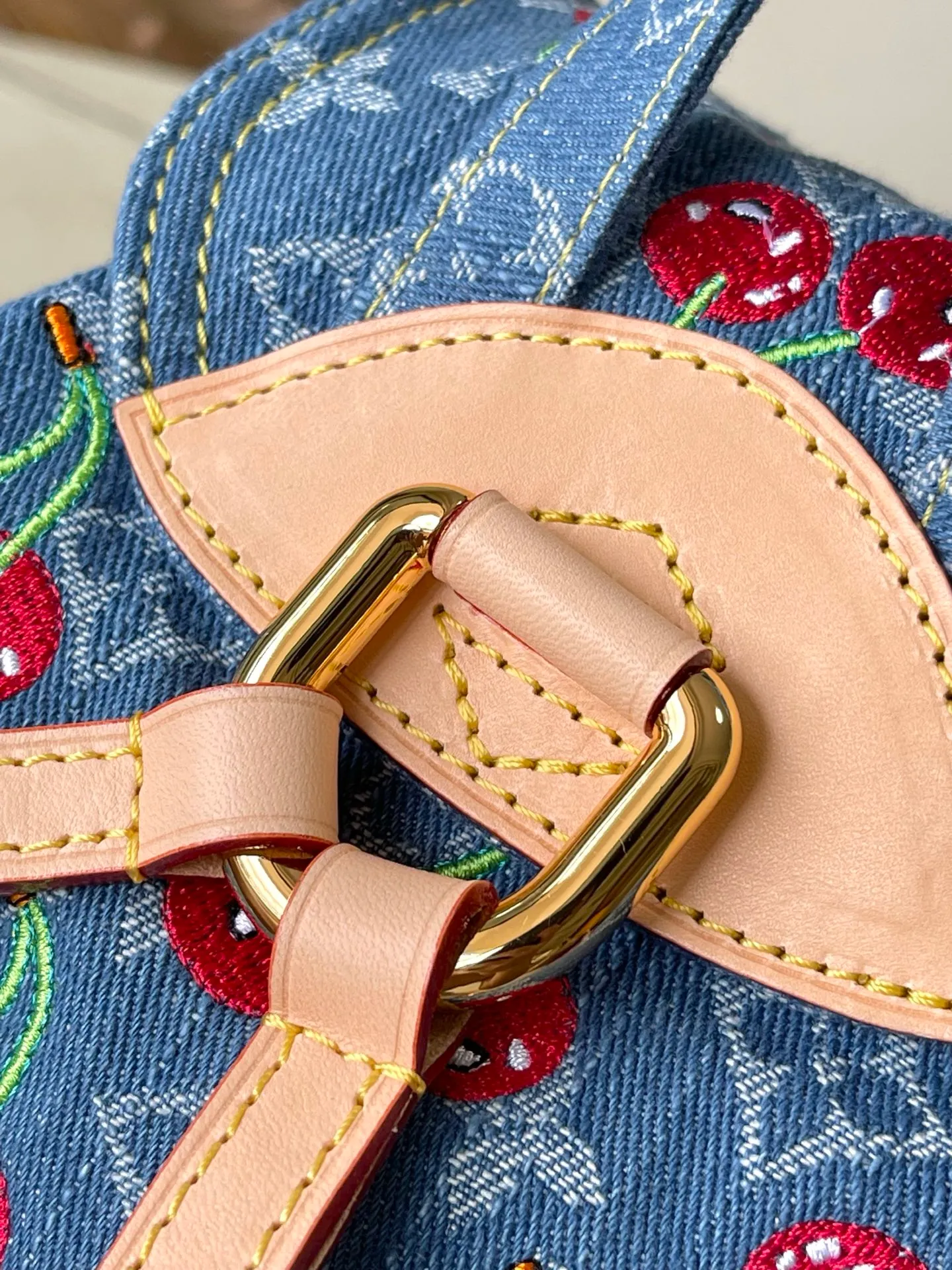 💰1380 Top original order M13679 This Venice backpack is from the Louis Vuitton x Takashi Murakami replica series. Monogram denim is blended with personalized cherry embroidery, using interesting brushwork to interpret the colorful interest painted by Japanese artists. Exquisite leather outlines the slender shoulder straps, and bright buckles highlight the flap and outer pocket. Dimensions: 24 × 26 × 7 cm