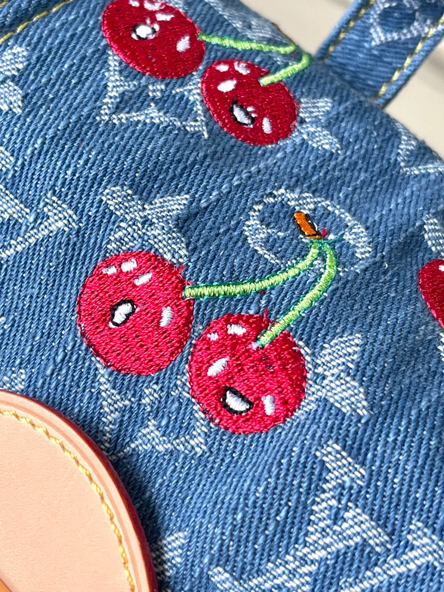 💰1380 Top original order M13679 This Venice backpack is from the Louis Vuitton x Takashi Murakami replica series. Monogram denim is blended with personalized cherry embroidery, using interesting brushwork to interpret the colorful interest painted by Japanese artists. Exquisite leather outlines the slender shoulder straps, and bright buckles highlight the flap and outer pocket. Dimensions: 24 × 26 × 7 cm
