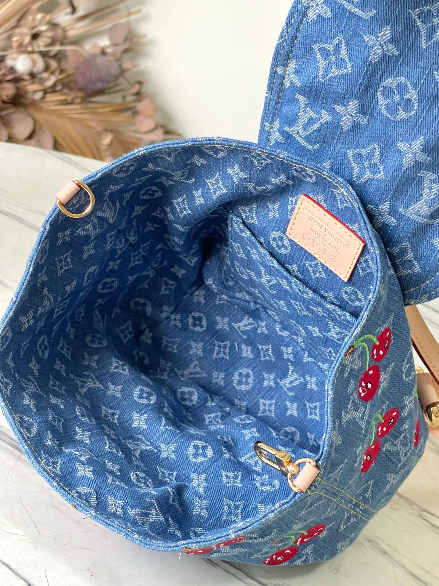 💰1380 Top original order M13679 This Venice backpack is from the Louis Vuitton x Takashi Murakami replica series. Monogram denim is blended with personalized cherry embroidery, using interesting brushwork to interpret the colorful interest painted by Japanese artists. Exquisite leather outlines the slender shoulder straps, and bright buckles highlight the flap and outer pocket. Dimensions: 24 × 26 × 7 cm