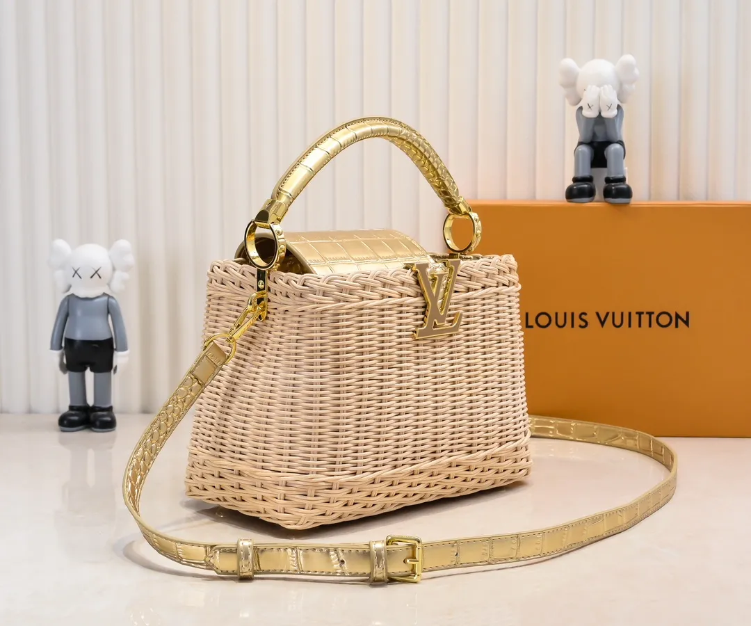 The upgraded version of P680 M11619 crocodile pattern CapucinesBB handbag has a unique rattan weaving structure, paying tribute to the Louis Vuitton picnic box design that came out in 1892. The cow leather shapes the top handle and flap, the LV letters reveal a metallic texture, and the detachable and adjustable leather shoulder strap makes it easy to carry on the shoulder. The gift box packaging provided with this product may be reasonably adjusted depending on the stock situation, and may be different from the packaging style displayed on this product page. Please refer to the actual gift box packaging style received for details. Size:27×17.3×9cm