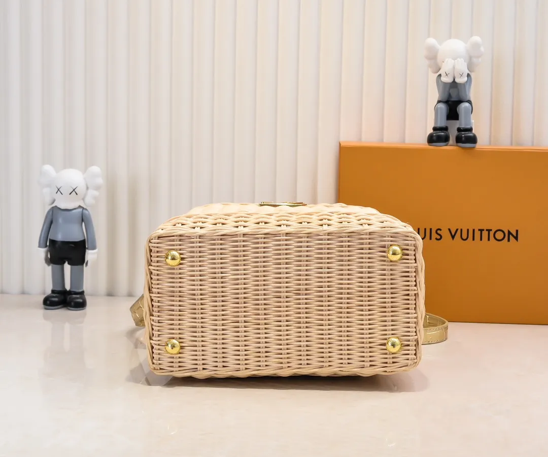 The upgraded version of P680 M11619 crocodile pattern CapucinesBB handbag has a unique rattan weaving structure, paying tribute to the Louis Vuitton picnic box design that came out in 1892. The cow leather shapes the top handle and flap, the LV letters reveal a metallic texture, and the detachable and adjustable leather shoulder strap makes it easy to carry on the shoulder. The gift box packaging provided with this product may be reasonably adjusted depending on the stock situation, and may be different from the packaging style displayed on this product page. Please refer to the actual gift box packaging style received for details. Size:27×17.3×9cm